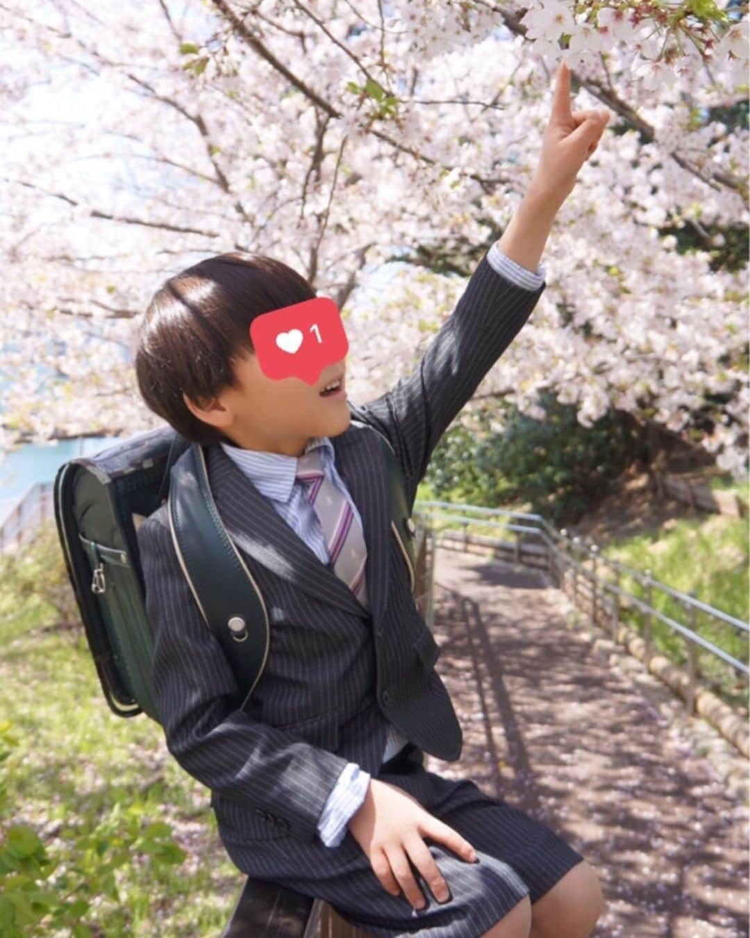のインスタグラム：「. Congratulations ! . 先日息子の入学式がありました◊*ﾟ 密室での入学式だったので、式は欠席しましたが… 写真だけ撮ることができました。 おめでとう♡ . . . #息子#6歳#入学式#入学おめでとう#一年生#新一年生#Congratulations#ピカピカの1年生」