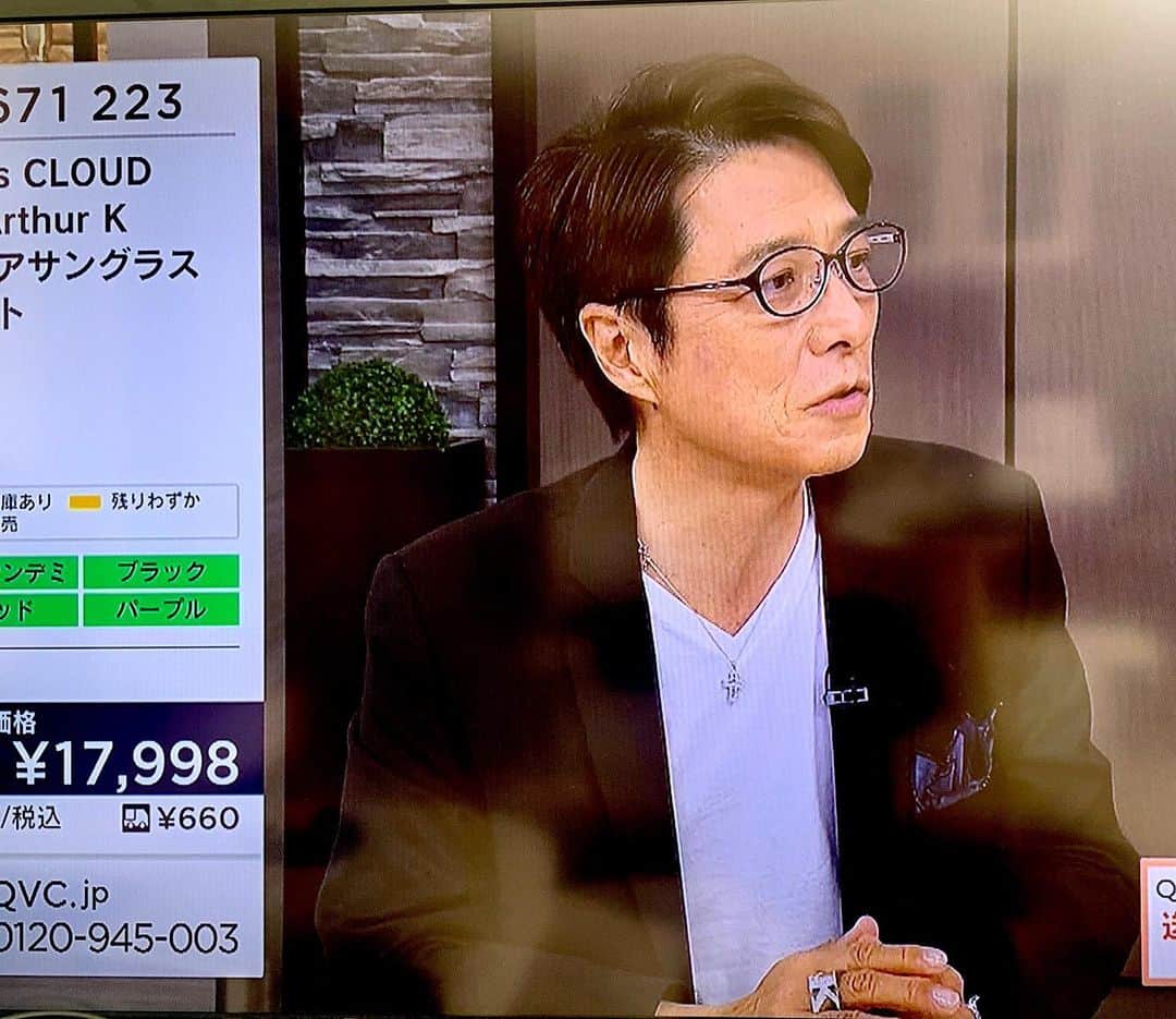 黒田アーサーのインスタグラム：「昨日のQVC生放送無事終了！！おかげ様で「EYEs CLOUD by Arthur K」のクリアサングラス大好評でとても良く売れましたー！！😊💕お買い上げ頂いた皆様本当にありがとうございました❣️司愛梨ナビとの掛け合いも楽しかったー😊⤴️見てくれた皆さんもありがとう💕🙏 #qvcジャパン  #アイクラウドbyアーサーｋ  #通販番組ゲスト  #司愛梨ナビ #エクスポジション  #イニシャルリングK #バゲットダイヤクロス」