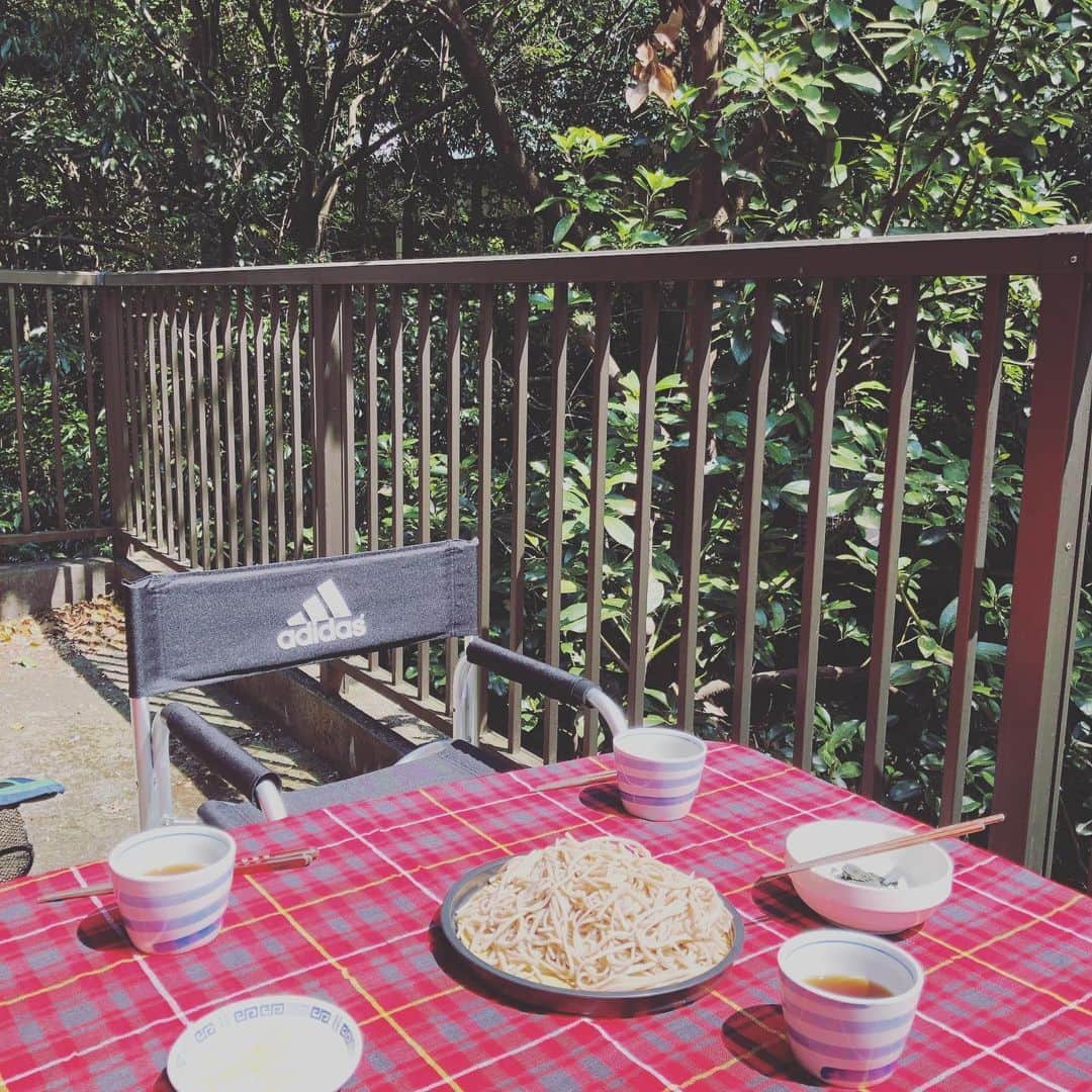 竹本アイラさんのインスタグラム写真 - (竹本アイラInstagram)「家族みんなでテラスめし。 今日は十割蕎麦。 家族団欒のありがたみを実感。  #ご飯  #献立日記  #何食べる  #テレワーク飯」4月12日 11時50分 - aira.ar50