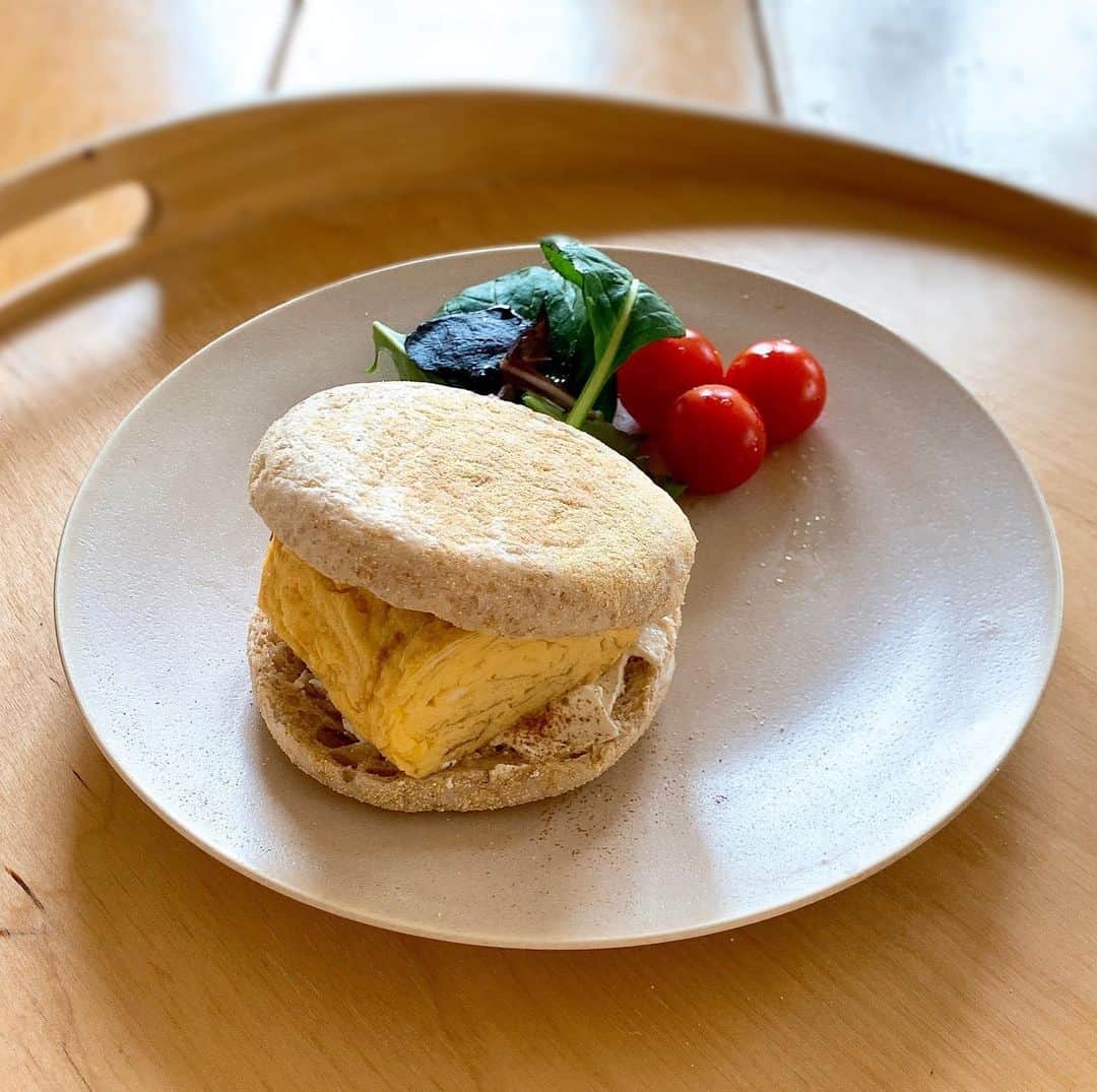 OKAさんのインスタグラム写真 - (OKAInstagram)「全粒粉のマフィンでだし巻き卵バーガー。クリームチーズとシナモンパウダーを加えて。#朝ごはん #簡単料理」4月12日 12時00分 - ytrpics