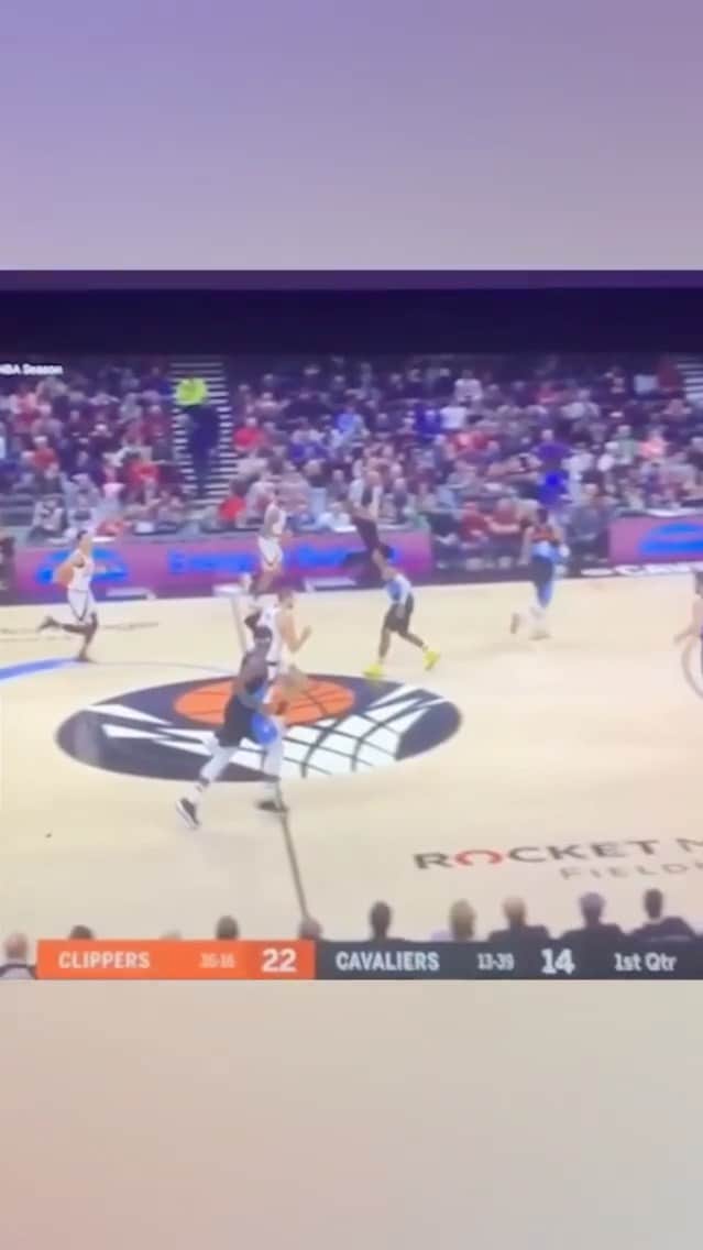 ポール・ジョージのインスタグラム：「Get out my duffel bro @famouslos32 😂😂」