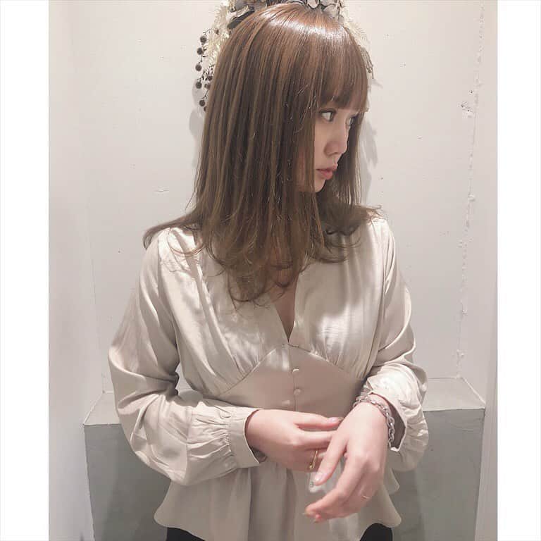 西本早希のインスタグラム：「・ なかなか外に出られない日が続いてますが  新しいお洋服がたくさん届いて 嬉しい ☺️✌🏻 ・ このトップスも 春にたくさん着たい ペプラムブラウス🌷! ・ @fifth_store ・ ・ 今 fifthが josie's RUNWAYと コラボしてるみたいなので そちらも ぜひ 🕺🏻 #fifth #fifthtl#フィフス  #カジュアル #ブラウスコーデ #Vネックギャザーペプラムブラウス#平均身長コーデ」