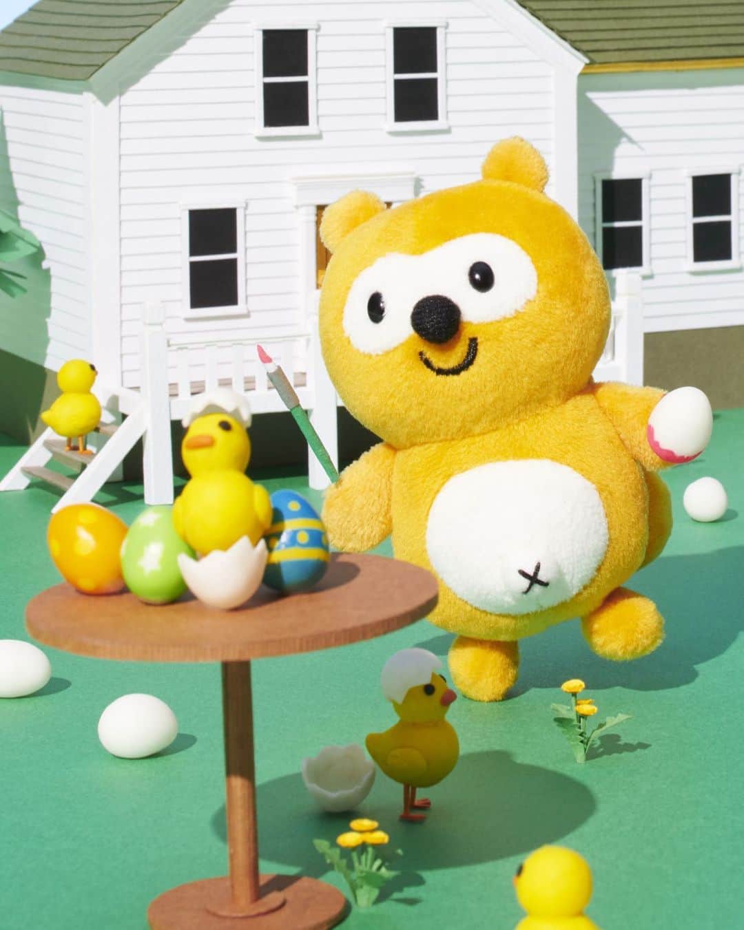 ポンタのインスタグラム：「. . イースターエッグを作っているよ😊 . . わあぁ・・！ はじめまして。ぼくポンタ 仲良くしてね💕 . . . . #ponta #ポンタ #イースター #イースターエッグ #4月の壁紙 #4月 #ひよこ #はじめまして #こんにちは #happy #ポンスタグラム #撮りポン」