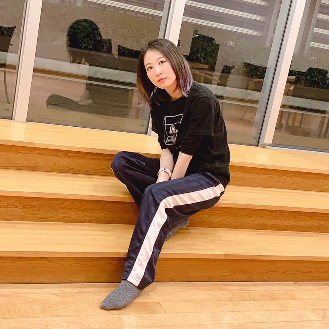 安済知佳のインスタグラム：「番組ラストイベントまであと14週  #安済知佳いちかばちか #ちかちか  #カウントダウン #この構図懐かしい #ジャージとTシャツで部屋着感すごい」