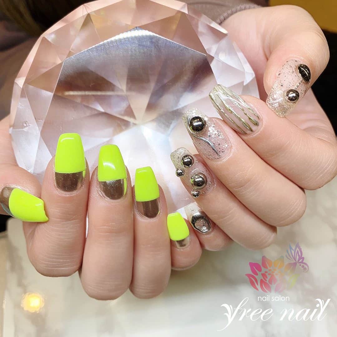free nail フリーネイルのインスタグラム：「. お客様ネイル💅🏻🍀 . アシンメトリーネイル🎭 . ネイルカラーでHappyに🌝🟢🟡✨ . ご来店ありがとうございました🙇🏻‍♀️🙇🏻‍♀️🙇🏻‍♀️💗 . #ネイルアート #ジェルネイル #ネイルサロン #大阪ネイルサロン #ネイルデザイン #ネイルチェンジ #アシンメトリーネイル #アシメネイル #グリッターネイル #ミラーネイル #ネオンカラーネイル #クリアネイル #デザインネイル #トレンドネイル #シンプルネイル #大人ネイル #スクエアネイル #春ネイル #springnails #nailsart #nailsdid #美甲 #日式美甲 #日式美甲胶 #日本美甲师 #日本美甲老师 #美甲上课 #日本胶 #フリーネイル #freenail」