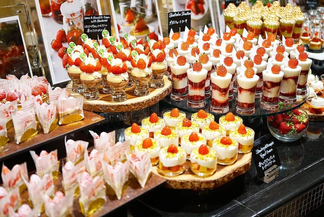 石関友梨のインスタグラム：「2月に行ったウェスティンの苺ビュッフェ🍓🍓🍓 ( ⑉´ᯅ`⑉ )✨ 載せるタイミング逃してて目の保養  #ウェスティンホテル東京 #ストロベリーデザートビュッフェ #予約困難 #苺 #ストロベリー #いちご食べ放題 #食べ放題 #食べ歩き #楽しすぎて #時間があっという間に過ぎてしまった #至福のひととき #幸せ #また行きたい #ケーキ #パティシエ #最高峰の苺スイーツビュッフェ #strawberrybuffet #strawberry」