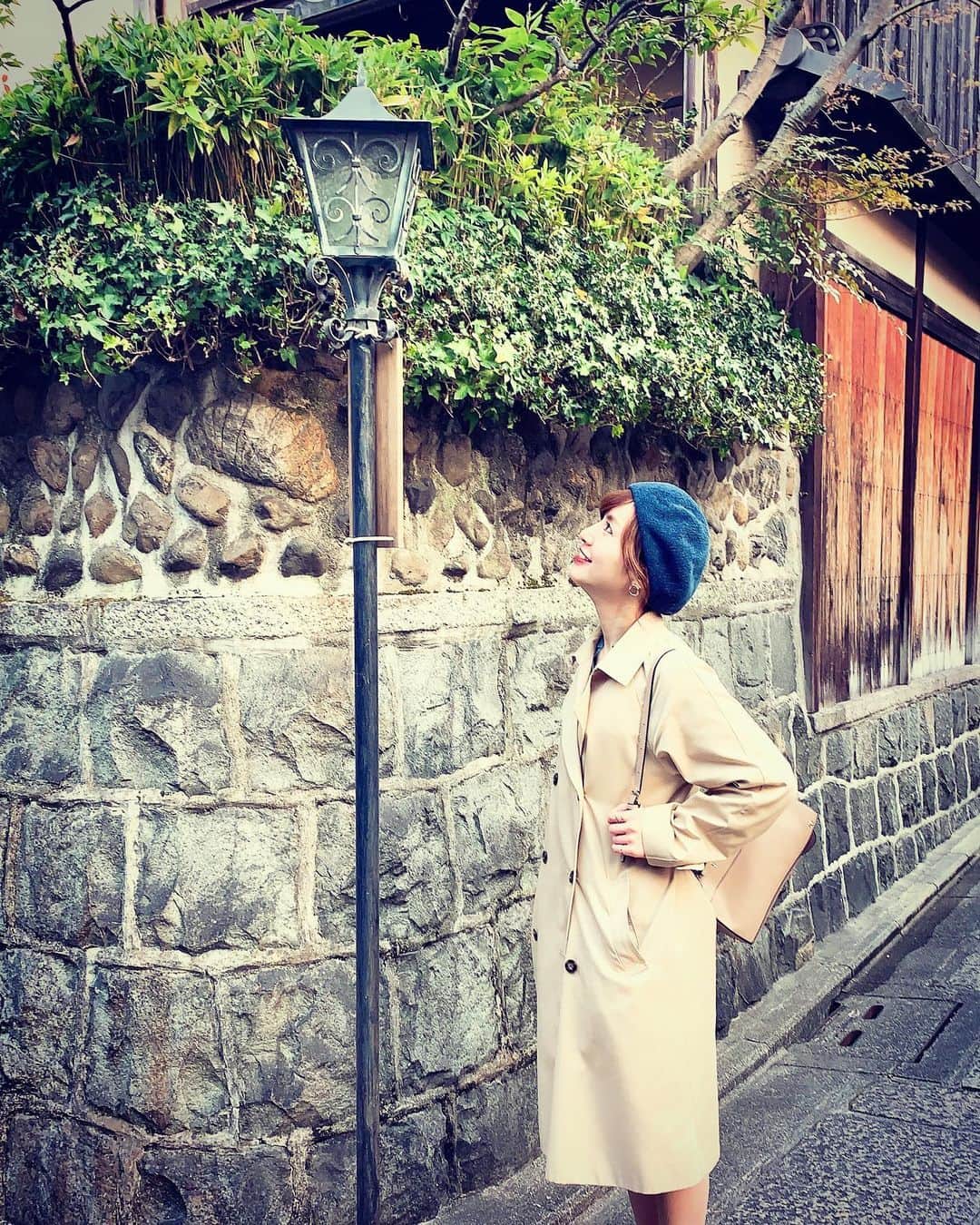 浜田真衣のインスタグラム：「コロナが落ち着いたら、 またフラッと出掛けたいな💐  皆はどこへ行きたい🤔  #浜田真衣 #monaカフェ #旅行好きな人と繋がりたい #旅好き #旅したくなる写真 #京都観光 #Kyoto #japan #japanstagram #japanese #lnstagood #instalike #instapic  #まちなみ」