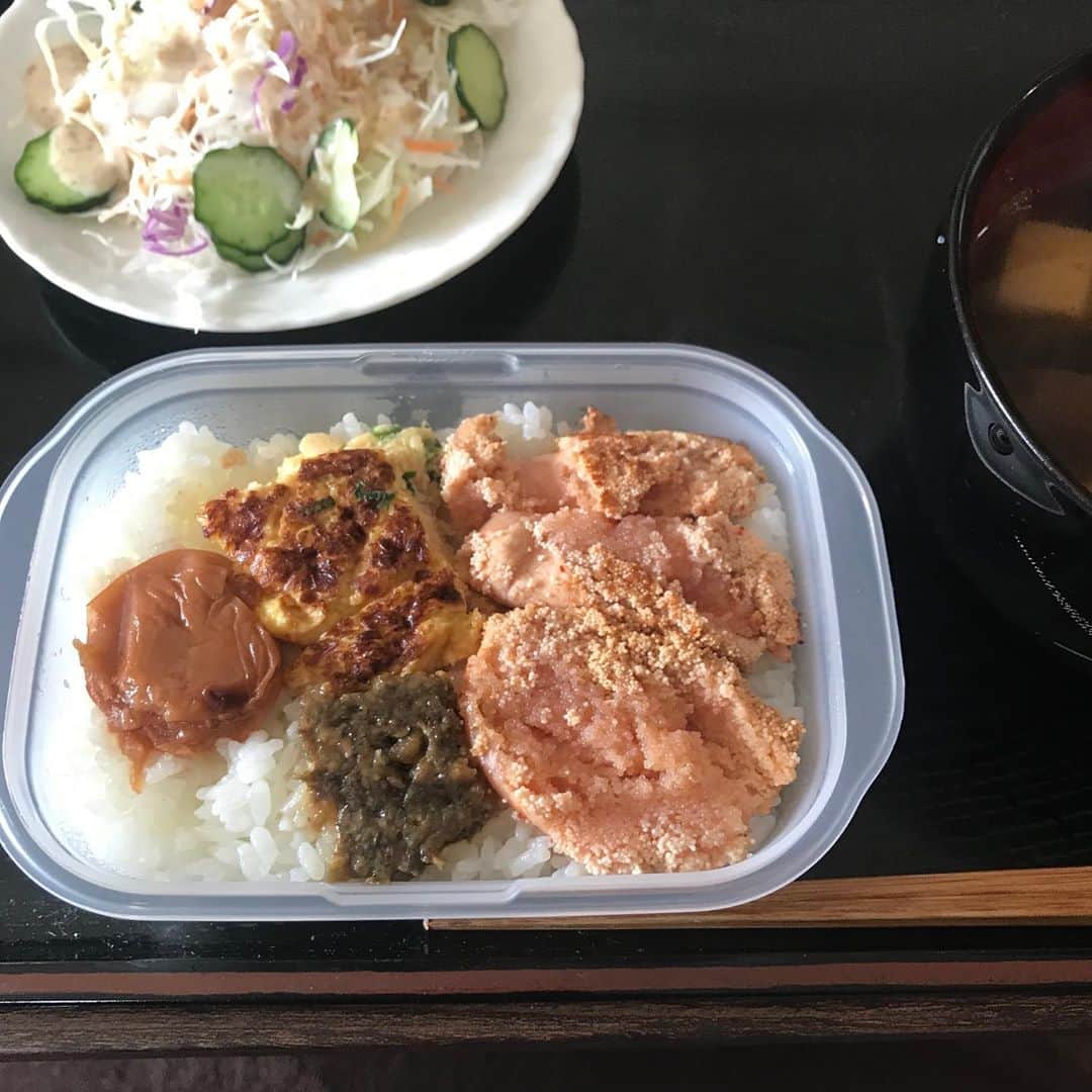 金戸覚さんのインスタグラム写真 - (金戸覚Instagram)「お弁当頂きました。外出て食べたいとこだけどお家で。んーまい！#たらこ #梅干し #ふきみそ #卵焼き甘め」4月12日 12時28分 - kanetosatoru