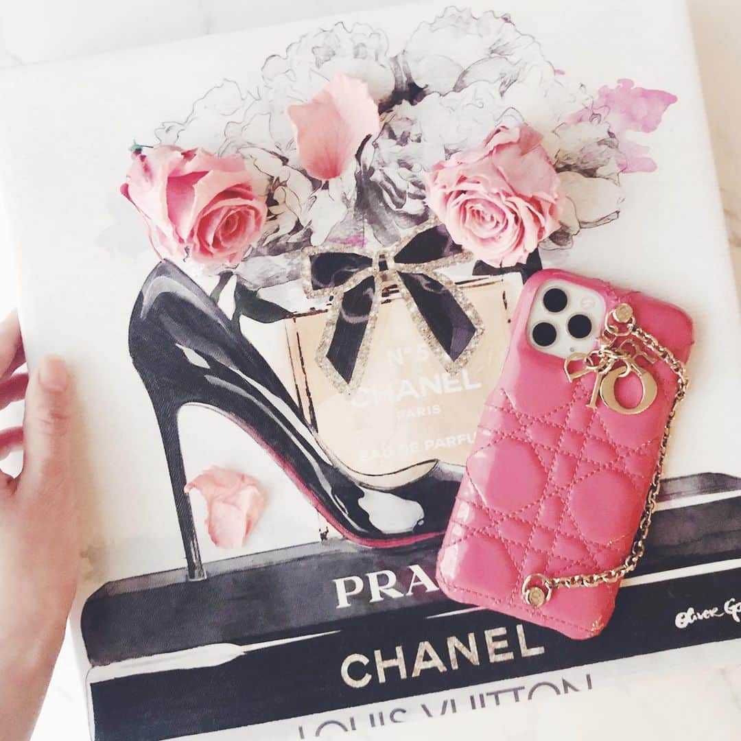 佐倉知里のインスタグラム：「♡♡♡ . 一目惚れ💓 . . #Dior#ladydior#dioriphonecase . . #iphonecase#iphone11pro . #olivergal」