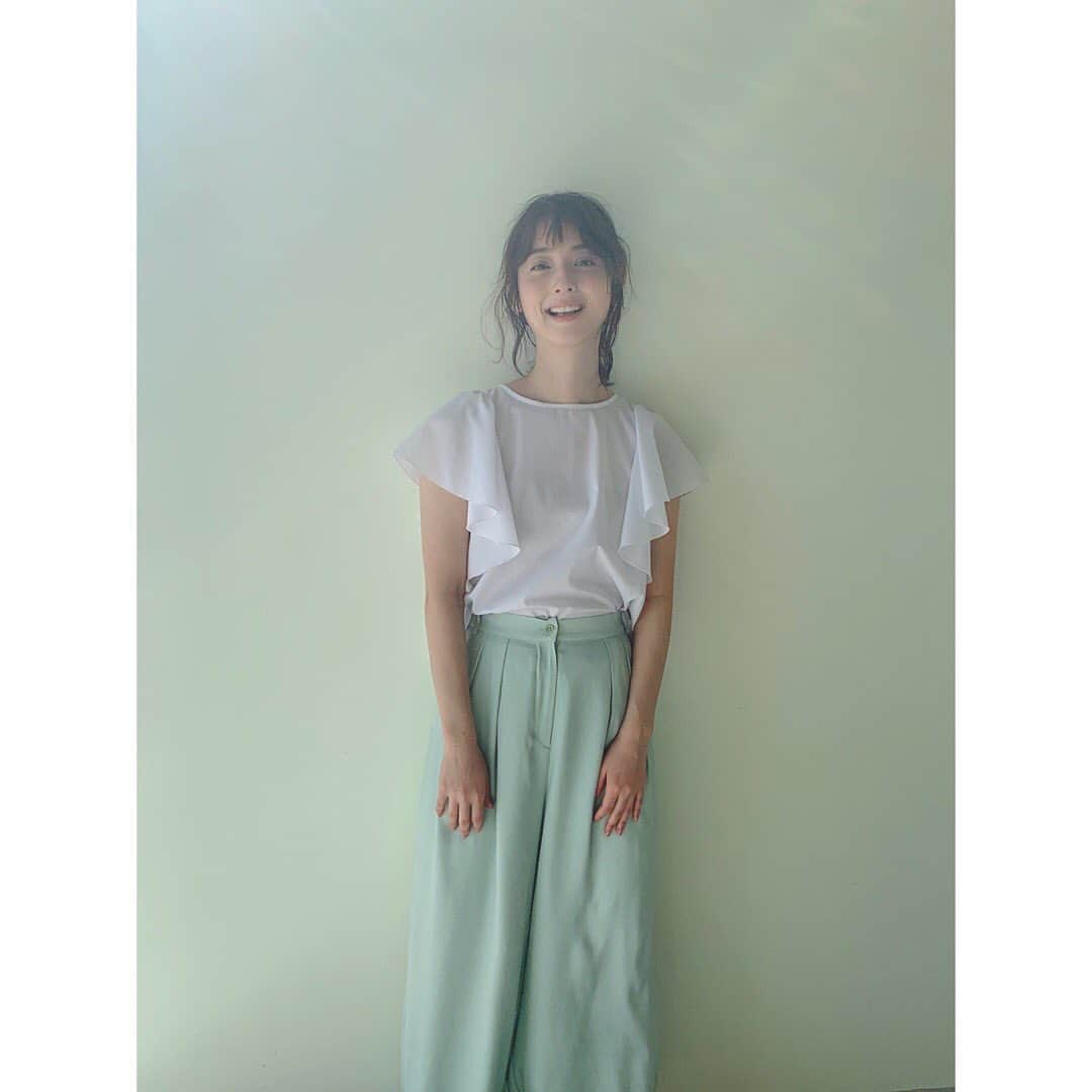 佐々木希さんのインスタグラム写真 - (佐々木希Instagram)「昨年末、このパンツのサンプルをハワイで沢山履いて、良さを実感。 乾きも早いし、軽いです。 全色、ヘビロテで履くであろう…❤︎ トップスは、定番のお気に入りの生地を使ってます！ 合わせやすくて使いやすいです。  #iNtimité」4月12日 12時40分 - nozomisasaki_official