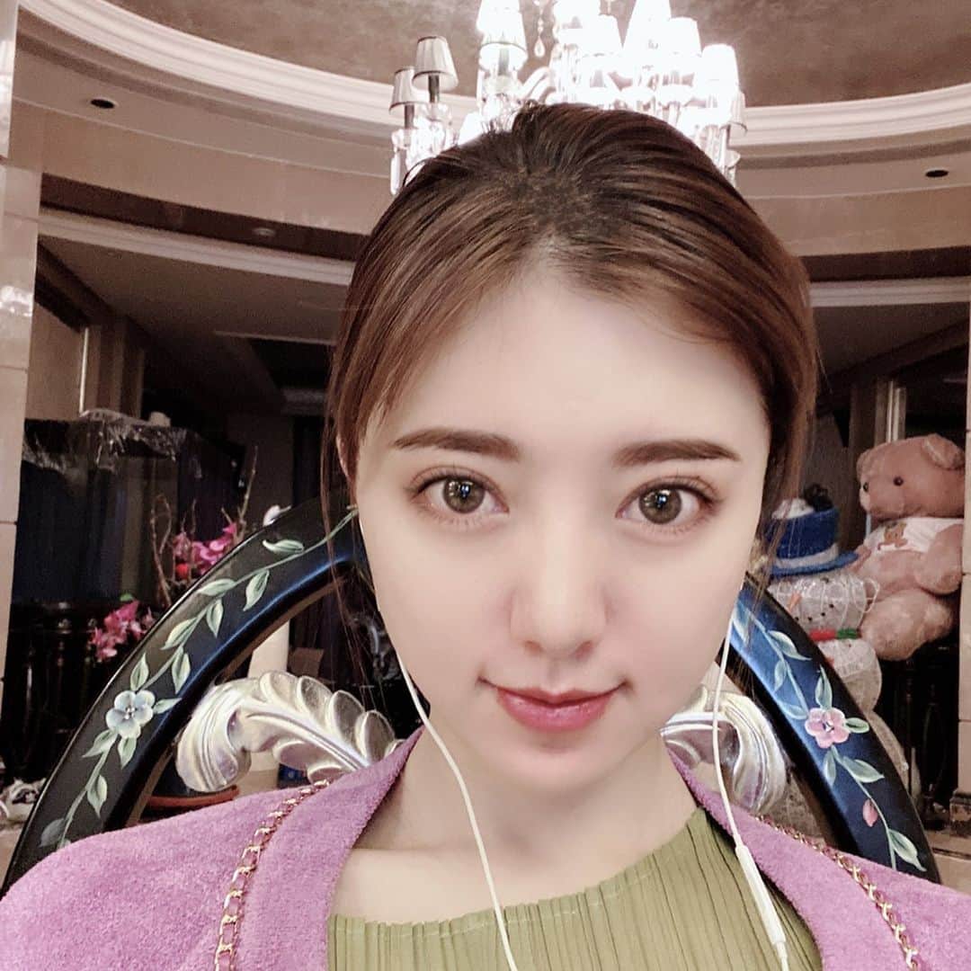 のインスタグラム：「皆さん ウイルスから自分と大切な人を守るために、なるべくおうちで過ごしましょうね。  alanは、大好きなフルーツ食べながら曲作りがんばってます✨  #alan  #アラン  #阿兰  #あらん  #うちで過ごそう  #stayhome  #がんばろう」