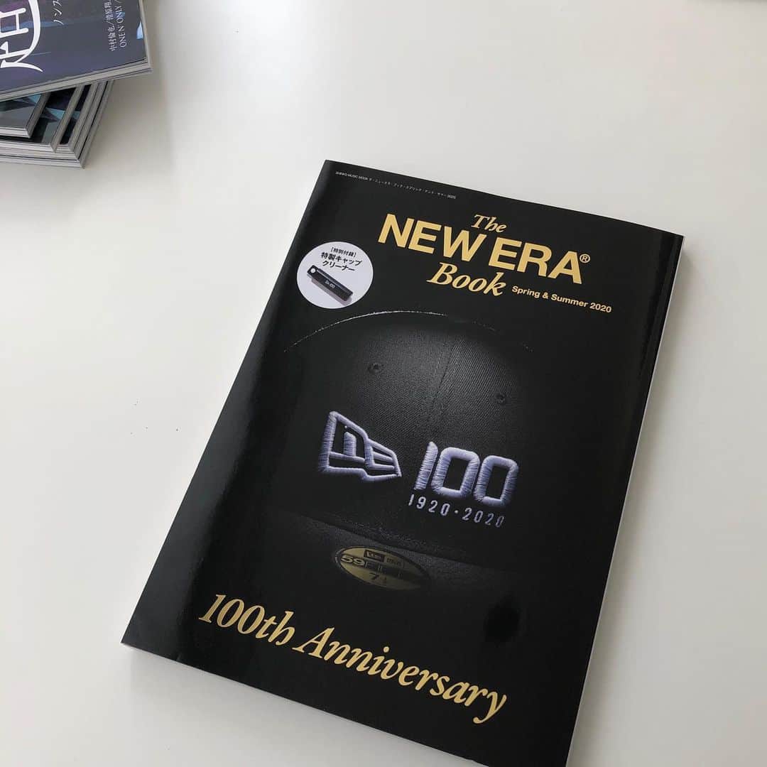 丸山ゴンザレスのインスタグラム：「newera book 到着。早くキャップ被って旅に出たいな〜」