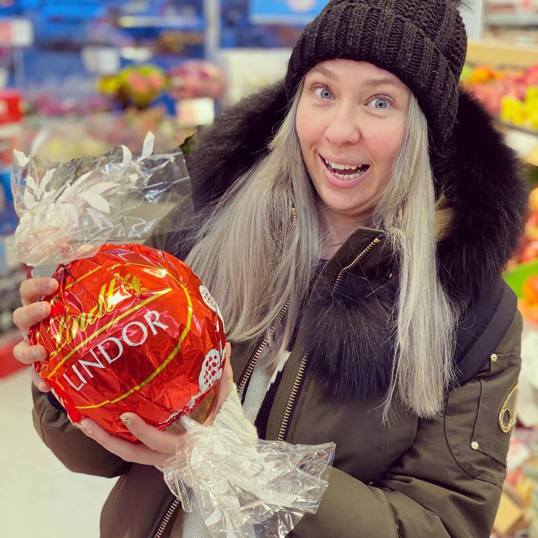 サイモンとマルティナのインスタグラム：「Who need a smile? I sure do! I present to you my photo collection of: RIDICULOUSLY LARGE OBJECTS 📸 (swipe right for all 10) I took these photos during our trip to Toronto over Christmas. I like making little projects for myself, even if it doesn’t have a “point”. These types of projects help me #buildaladder especially during times when my routine or schedule is thrown into disarray. Currently I’m feeling totally thrown out of orbit, but that’s something I think we can all relate to right now. Let’s all keep hanging on together and I’ll try to post some more throwback photos brimming with good vibes✌️」