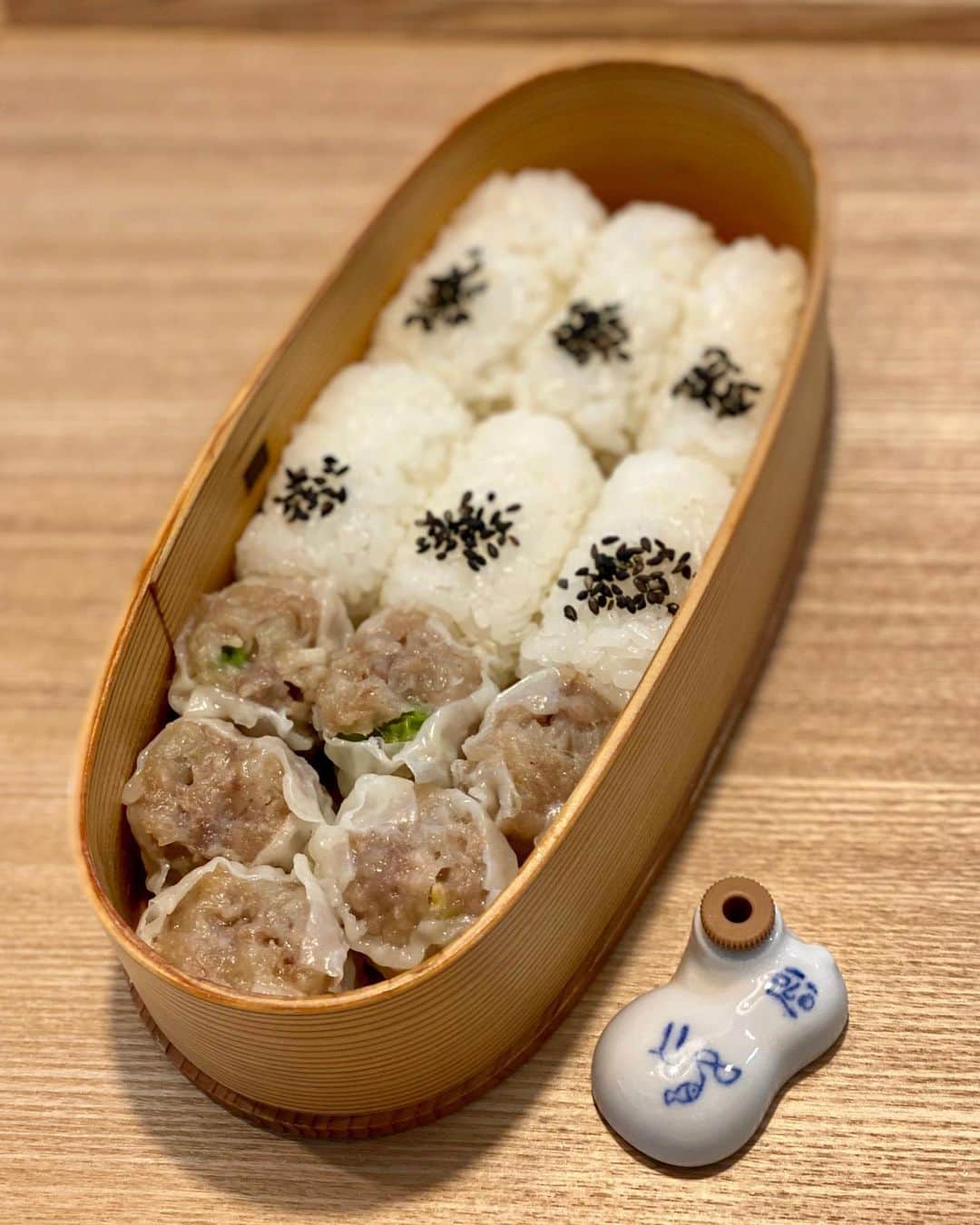 のインスタグラム：「いただき物の『崎陽軒』のシウマイがあったので、ランチで男の夢「シウマイだけ弁当」作った♡﻿ ラップで俵型ごはん作って、黒ゴマかけて、最高！！！﻿ 『崎陽軒』のシウマイ弁当には黒ゴマがけっこう味の決め手になっていることがわかった♡﻿ ﻿ #崎陽軒 #崎陽軒シウマイ弁当 #具義弁当2020 #グギメシ #おうち時間」