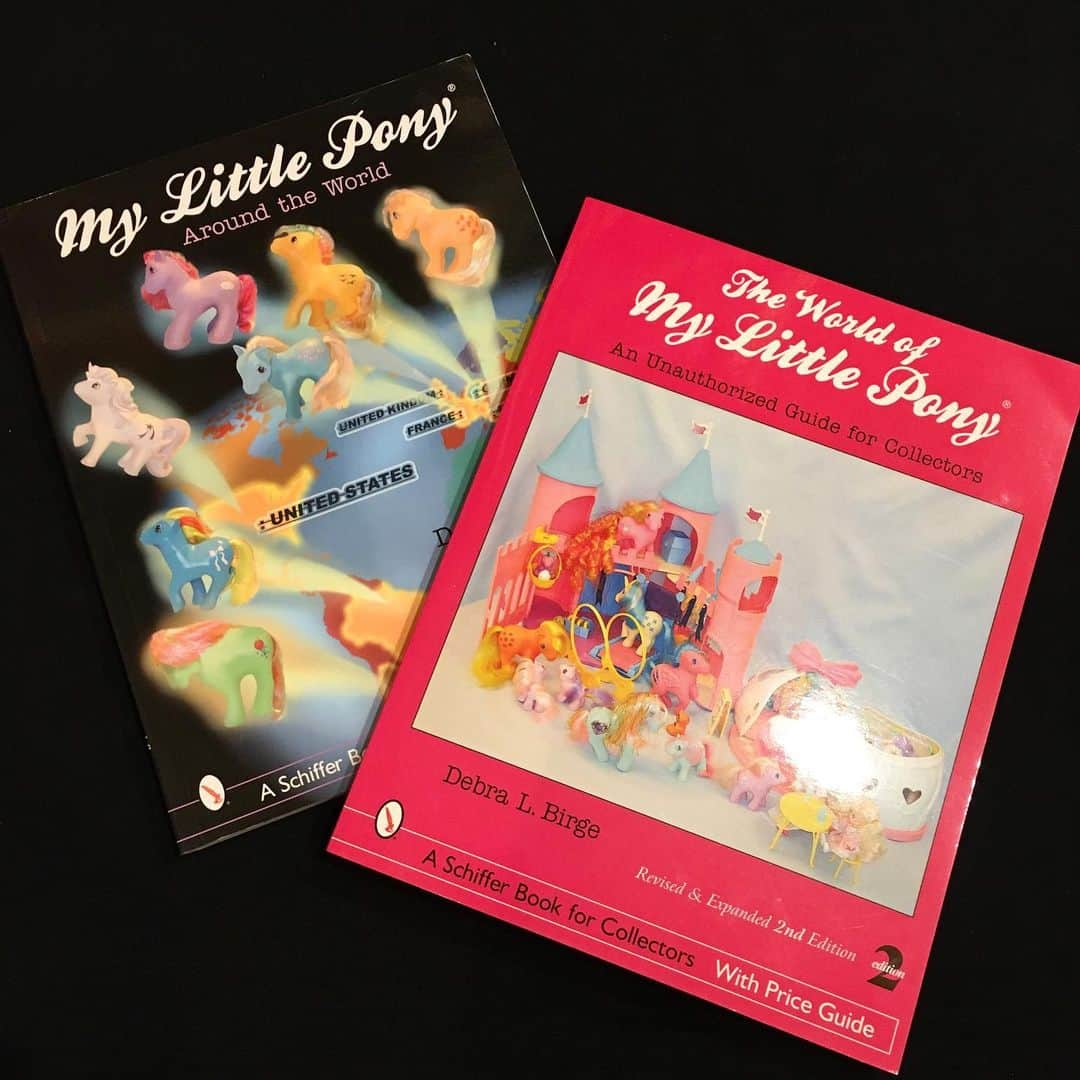 おもちゃやSPIRALさんのインスタグラム写真 - (おもちゃやSPIRALInstagram)「My Little Pony Collectors Book入荷しました！﻿ ﻿ 見ているだけでかなりおもしろいです📕🦄✨﻿ ﻿ どちらも5500円です！」4月12日 13時16分 - spiral_toy