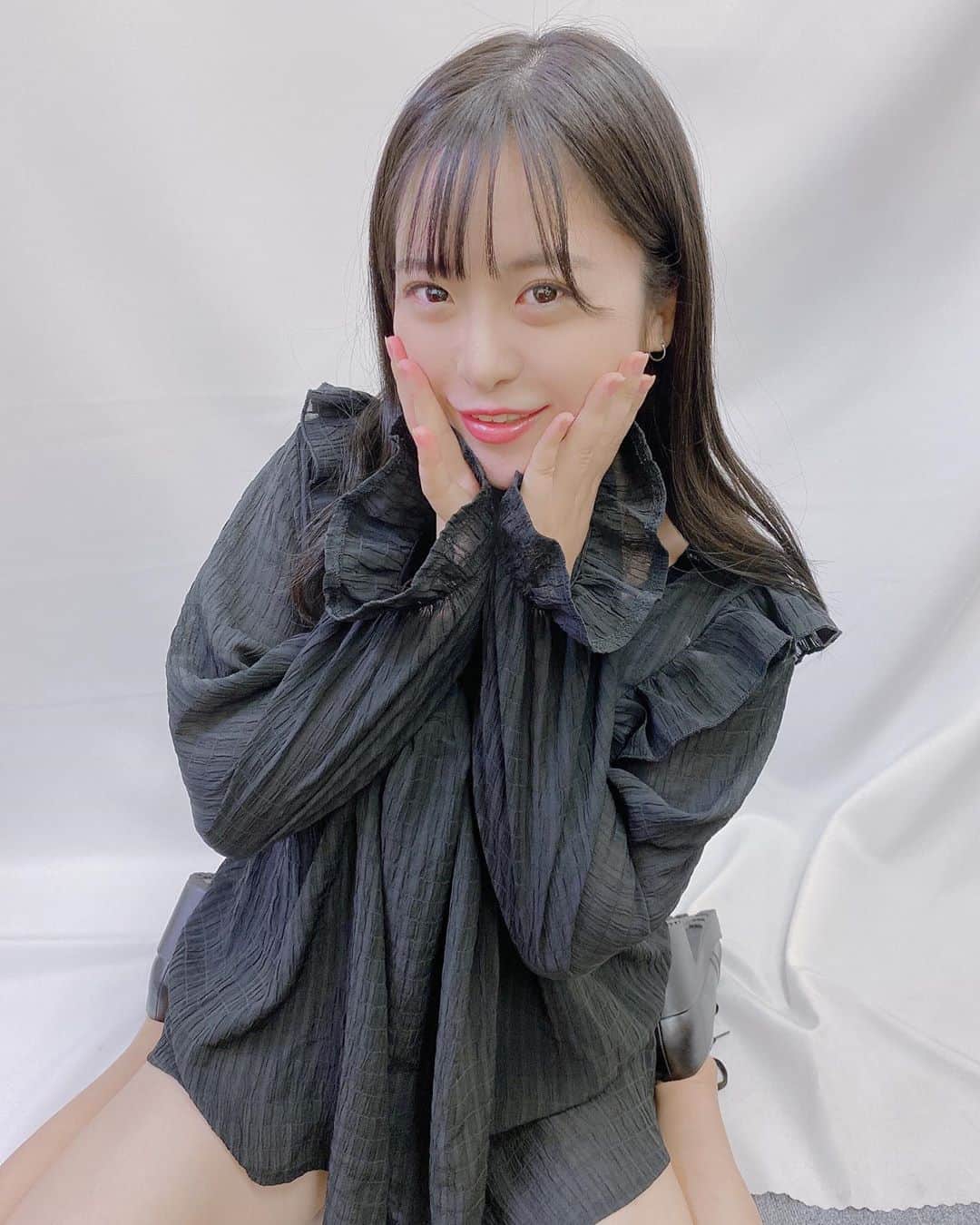 松田つかさのインスタグラム：「. レオーネプロモーションのSHOWROOMアカウントが できました！やったあ！！！ 昨日は初配信たくさんの方に見ていただけて とっても嬉しかったです( ˙༥˙ ) そして事務所のオンラインショップもできました！ 4月の会えない間のわたしたちのチェキを お迎えしてくださいねっ . 今後のスケジュール ※予定 ▶︎4月16日夜 ▶︎4月19日昼 . チェキもたくさんお申し込みいただいて ほんとにありがとうございました！！！ . #グラビア #アイドル #グラビアアイドル #撮影  #自拍 #性感  #インスタグラビア #萌 #偶像 #bikinimodel #selfie #sexyhot #lol #lfl #gravure #instagood #instalike #likeforlikes #japan #japanese #tokyo #idol #model」