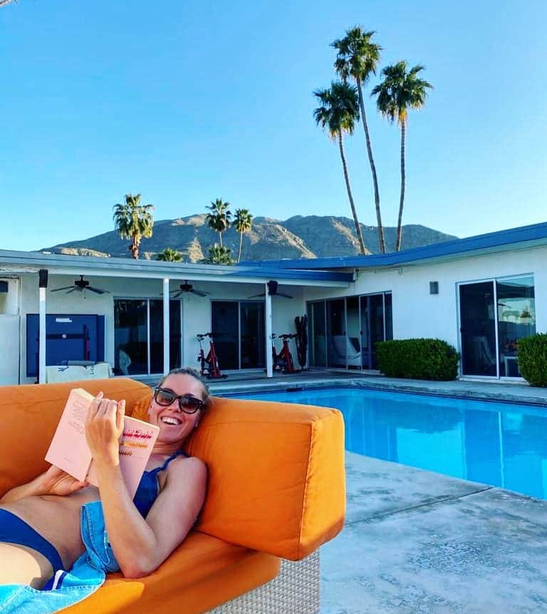 フェムケ・ヘームスケルクのインスタグラム：「Even in quarantine: after Good Friday comes a Great Saturday ☀️📚🧡🌴 . . . #HappyEaster #RoaldDahl #RanchoMirage 📸 : @guido_frackers」