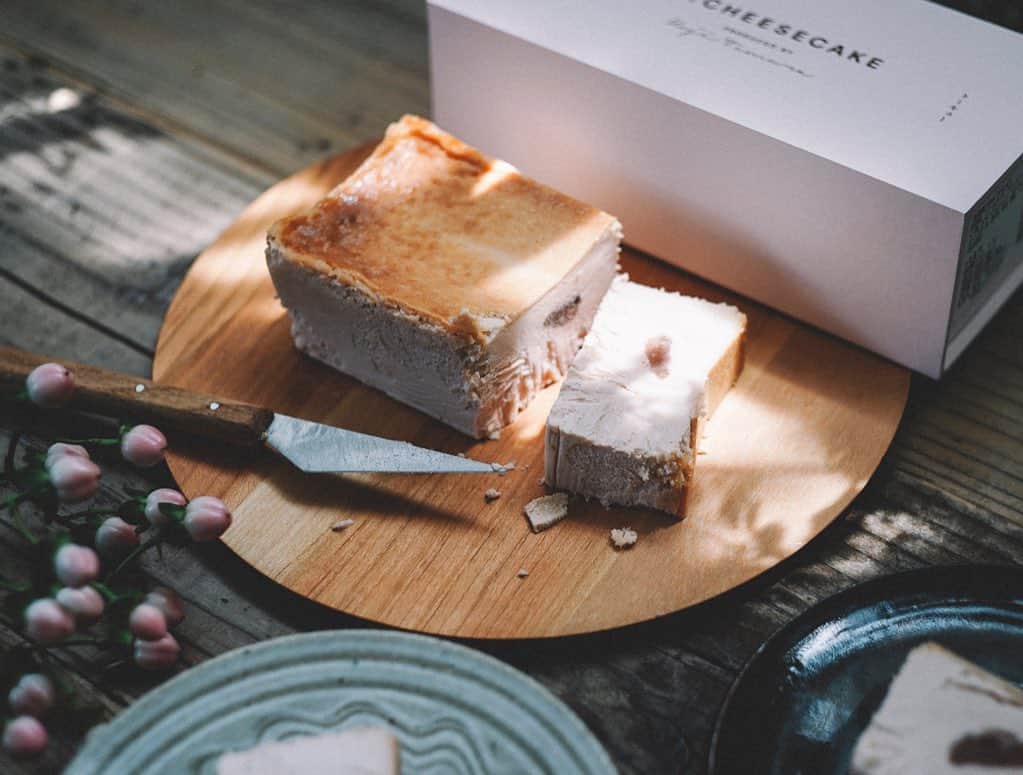 Naokoのインスタグラム：「sakura Ichigo milk🌸by Mr.CHEESECAKE * @mr.cheesecake.tokyo から春限定の新フレーバーが発売されました！  ギフトとしていただいたのですが桜の塩漬けと大好きなルバーブの酸味のハーモニーが好み過ぎて！今までで一番好みのフレーバーでした🌸お家で過ごすことが増えているのでこういうお家時間の楽しみがあるといいね。  詳しくは　@mr.cheesecake.tokyo からみてください！なかなか会えない家族にも送ってみようかな🌸  #mrcheesecake」
