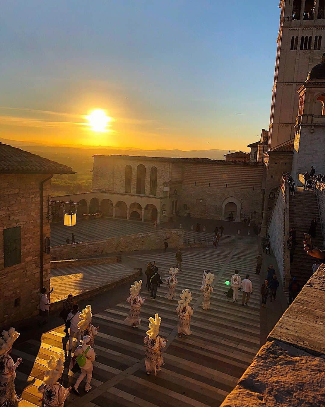 霧島れいかのインスタグラム：「愛するイタリアのアッシジ。 奇跡を見せられているかのようで ただただ美しく清らかな風景に心が洗われた。 まさに聖地。 街の人も暖かくて。 ずっとこの景色を見ていたい この場所で心も身体も休めたいと思い 予定より一日滞在を延ばしたなぁ。 また絶対に行こう。  世界には美しい場所がまだまだある。 もちろん日本にもたくさん。  心から終息を願う。  #love#italy#beautiful#assisi #mysoul#mysoulhome  #staysafe#tb#脳内旅行」