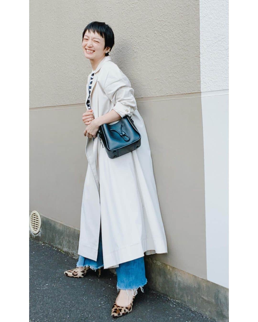 高山都さんのインスタグラム写真 - (高山都Instagram)「ボーダーにトレンチにデニムは永遠の定番だな。 ベリーショートにしたら、いつもよりもトレンチがハマるようになった。 @stateofmind.som のは薄手で、きっとゴールデンウィークあたりも全然着られる。軽いし扱いも楽チン。 白を選んでみたけど、意外と使いやすいなー。 borderT @noble.jp #Nジャム denim @shopredone  bag @31philliplim  shoes @pippichic_official  #stateofmind #som #intheknowgl #ステートオブマインド #トレンチコート」4月12日 13時54分 - miyare38