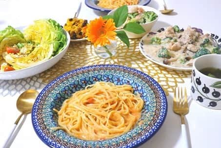 花田浩菜のインスタグラム：「#おうちご飯 🏠🍽 . . 私、食べたいものを作ると大体茶色くなりがちで🤣この日は違う感じのものが食べたくて。見た目も豊かな洋食ディナーに🍝 . ◼︎焼き春キャベツのサラダ ◼︎蟹のトマトクリームパスタ ◼︎チキンのクリーム煮 ◼︎かぼちゃサラダ ◼︎海老とブロッコリーの明太マヨ にデザートの白玉クリームぜんざいも❤️（🔜スワイプ） . 帰ってきた旦那が『豪華！』と喜んでくれたけど、 これ、いつもより#時短 メニュー😂w いつも冷凍庫にストックしてあるシュガーレディの#冷凍食品 で作ったものなので、30分もかからず作ってからいただきますまでできちゃいました❤️ . パスタ、チキンのクリーム煮、かぼちゃサラダ、白玉クリームぜんざいは全てシュガーレディ 😊 この蟹のトマトクリームパスタはチンするだけでできるのに本当に美味しくて本格派✨😍 チキンのクリーム煮は初めて頼んだ#ミールキット で🍗 切られた食材をレシピ通りに炒めて煮るだけの楽ちん調理🙌作るのが面倒なクリームソースも温めるだけで助かります😭😭 . . 産後からずっとそうですが、 今は特に！毎日100%おうちご飯なので。子供がいるから１日3食作るので、作るのが面倒ーなこともあるし、自分の味に飽きた😅別の味食べたいー！なんて日もあるから、我が家には手を抜きたい日のストックが欠かせません。笑 今はおちびちゃんが2人いるし、買い物で外出する頻度もなるべく減らしたいところなので、、冷凍庫にストックがあると本当に安心します😭❤️ . . 長らくお世話になっているシュガーレディですが、創業50周年を迎え4月から『SL Creations』に名前が変わったそう✨ @slcreations_official の冷凍食品は冷凍食品とは思えない本格派な味な上、#無添加 で#安心安全 なのでママにとって嬉しい限り😭❤️ ちなみに解凍するだけのデザートも本当に美味しくて！我が家はみんな大ファンです〜🍰❤️この日の白玉クリームぜんざいも息子が独り占めして食べようとしてました😅笑 手抜きなのにほんとに美味しい！って、ママは幸せだ〜😂❤️ . . #SLCreations #エスエルクリエーションズ　#安心安全 #無添加 #食品宅配 #PR #おうち時間 #おうちレストラン #おうちごはん #ストックおかず #子どもでも簡単に作れる #時短料理 #時短 #ズボラママ #2児ママ #2歳差兄妹 #2歳差育児 #赤ちゃんのいる生活 #女の子ママ #男の子ママ #新米ママと繋がりたい #stayhome #staysafe #happy #happydays」