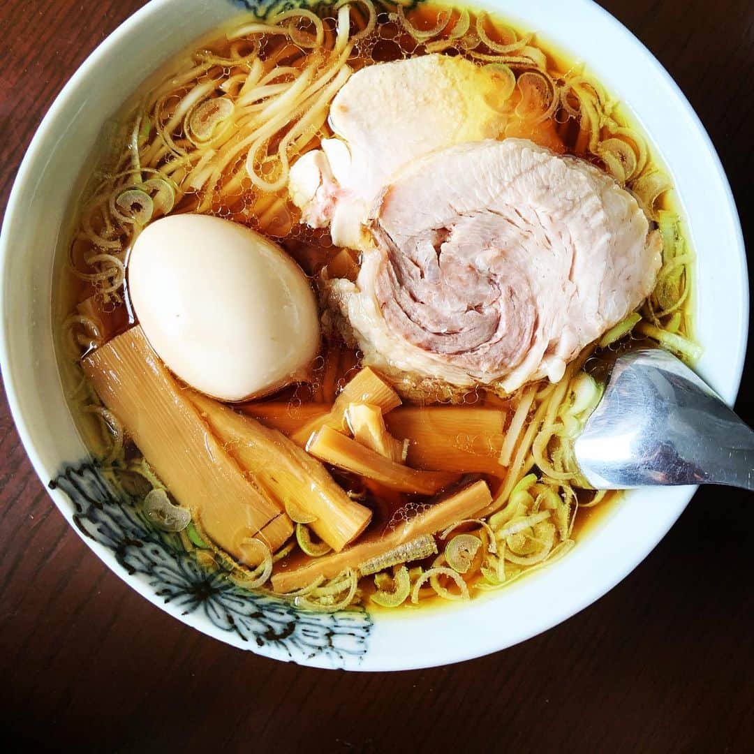 志摩有子さんのインスタグラム写真 - (志摩有子Instagram)「Twitterを見ていたら、飯田商店がお土産ラーメンをネットショップで始めたのを発見。タイミングよく頼むことができた。沼津のららぽーと仕様の一品、麺とスープだけのシンプルなセットなので、ラーメン屋さんの仕込みさながらに、煮豚、煮卵、鶏チャーシュー、メンマをこの際だから作ってみた。幸い時間はたっぷりある。煮豚は長ネギと生姜、紹興酒でコトコト煮てから、最後に醤油を。煮卵は煮豚の煮汁に。鶏チャーシューは昨日から塩と砂糖を加えた水に浸けたものをジップロックで密封して、68℃に保温したお湯で30分、そのまま30分放置。信濃屋さんの胸肉だからさらに旨し。水煮のメンマは水に鶏がらスープの素、みりんと醤油、砂糖少々を加えてコトコト煮込んだ。ラーメンにじっくり向き合う経験、なかなか面白い。おうちで飯田商店のラーメン、最高に美味しかった！ #おうちラーメン #飯田商店ららぽーと沼津店  #お取り寄せ #台所仕事　#仕込み作業 #お取り寄せ日記」4月12日 13時49分 - ariko418
