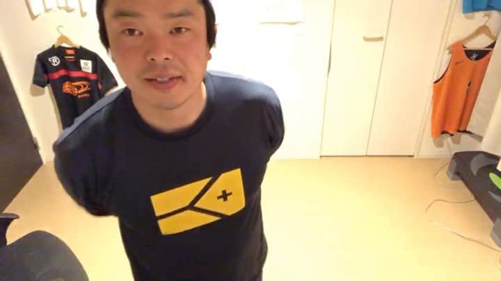 栗原祐太のインスタグラム：「【今日のやってみよう】 私が現役選手の時にパーソナルで見て頂いていたトレーナーの清水さんにお願いしてみました！ スクールも『しみトレ』というクラスで選手を見て頂いています！  是非やってみましょう👍 ‪〜〜〜〜〜〜〜〜〜〜〜〜〜〜〜〜〜〜〜〜〜〜‬ ‪『栗原祐太のBBサロン』‬ ‪https://s.music.jp/TJCRD‬ ‪バスケはもちろん‬ ‪それ以外にも小スペースでできるエクササイズ、‬ ‪ストレッチ、ハンドリングや専門家との対談‬ ‪そしてプライベート等も配信しています！‬ ‪会員様とコミュニケーションもとれる場となっています👍‬ ‪︎⚠︎参加申請してくださった皆様へ‬ ‪⚠︎承認されるまで時間がかかることがありますのでご了承ください。‬ ‪〜〜〜〜〜〜〜〜〜〜〜〜〜〜〜〜〜〜〜〜〜〜‬ ‪#家でやってみよう　#やってみよう‬ ‪#エクササイズ　#トレーニング‬ ‪#呼吸　#ドリブル　#バスケ　#バスケットボール　#自主練習　#土台作り」