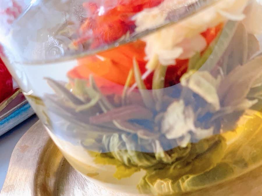 美香さんのインスタグラム写真 - (美香Instagram)「最近、工芸茶にハマっています🙋‍♀️🌸 ゆっくり花が開いていく姿はとってもドラマチック。 飲み終えたらお水に差し替えて 水中花としても楽しんでいます。毎日のように撮影に出ていた時にはなかった、自宅でのゆっくりほっこりなお茶時間🍵 お家の中で楽しめる "好きなこと"もっと見つけてみたいな☺️ #工芸茶 #百合花籠 #百合花 #茉莉花 #花言葉 #両手いっぱいの愛 #stayhome 🏡 みんなは 何をしてすごしてますか😌？」4月12日 13時53分 - mikaofficial99