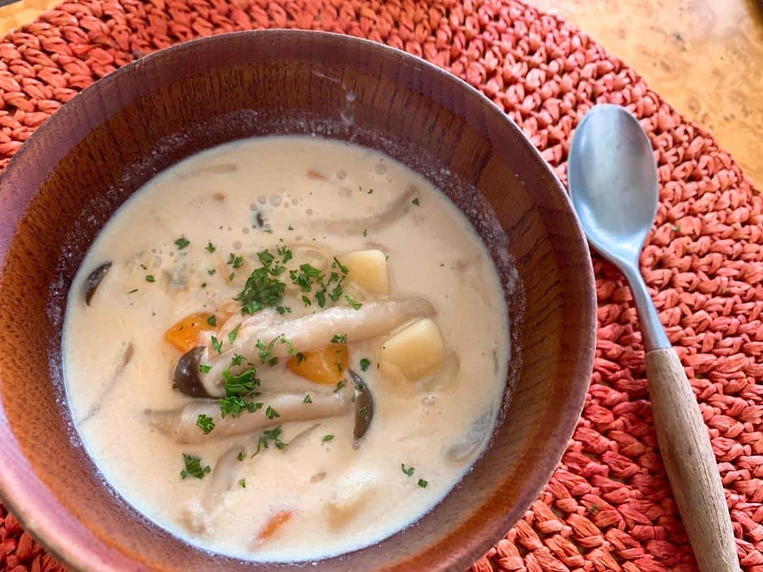 中林美和さんのインスタグラム写真 - (中林美和Instagram)「娘が起きる前に ことこと野菜を煮込んだ豆乳スープ。 体を温めて抵抗力をつけよう。 最後の隠し味にお味噌をほんの少し入れて。 シンプルだけど体に優しい優しいスープです♡  #stayhome#ゆっくりな日曜の朝#野菜たっぷり#豆乳スープ#みわキッチン」4月12日 13時53分 - miwanakabayashi