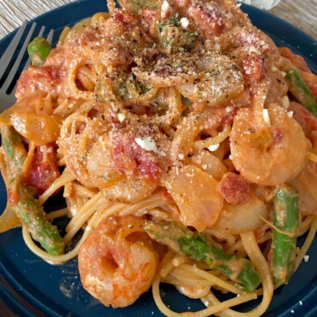 難波礼華のインスタグラム：「#なんCook パスタ編　1人前 DMでレシピ知りたいとたくさん連絡きたので❤️ 調味料はいつも目分量です🍝適当すぎ💯 パスタは作り方だいたい同じだよ〜🤣❤️ 【えびトマト豆乳パスタ】 ①フライパンにオリーブオイルを熱して刻んだニンニクを入れる ②えびを入れて炒める（ちょっとだけ塩胡椒する） ③スライスした玉ねぎを入れる玉ねぎ透明になったら下茹したアスパラ投入 ④トマト缶半分入れて煮詰める ⑤コンソメ顆粒を小さじ1/2、塩1/2くらい ⑥豆乳をトマト缶と同じくらい入れる（分離しやすいから弱火で） ⑦味見して薄かったら塩胡椒とか入れてね ⑧茹でたパスタを投入してスライスチーズ一枚入れて全体混ぜる ⑨盛り付けて粉チーズとブラックペッパーかけたら完成 【豚こまグリーン野菜のぺぺろん】 ①たっぷりのオリーブオイルに刻んだニンニクと鷹の爪入れて熱する（鷹の爪の量で辛さを調整ニンニク多めの方が美味しい） ②豚こま入れる炒める（塩胡椒する） ③ほうれん草入れて炒める ④パスタの鍋で一緒に茹でたアスパラとブロッコリー投入 ⑤ミルで塩削って小さじ1/2くらい入れる（美味しい塩が大事） ⑥茹で上がったパスタと大さじ1くらいの茹で汁も入れて混ぜたら完成 【トマトモッツァパスタ】 ①オリーブオイルにスライスしたニンニク入れて熱する ②厚切りのベーコンをカリカリに炒める ③スライスした玉ねぎを透明になるまで炒める ④トマト缶煮詰めて塩少々コンソメ少々ハーブソルト少々入れる！あとちょっとだけケチャップ入れた ⑤ほうれん草入れて火を通す ⑥茹でたパスタ入れて混ぜる ⑦さいの目に切ったモッツァレラチーズ入れて混ぜる ⑧盛り付けて粉チーズとブラックペッパー削って完成 #stayhome#おうち時間#おうち時間をたのしむ」