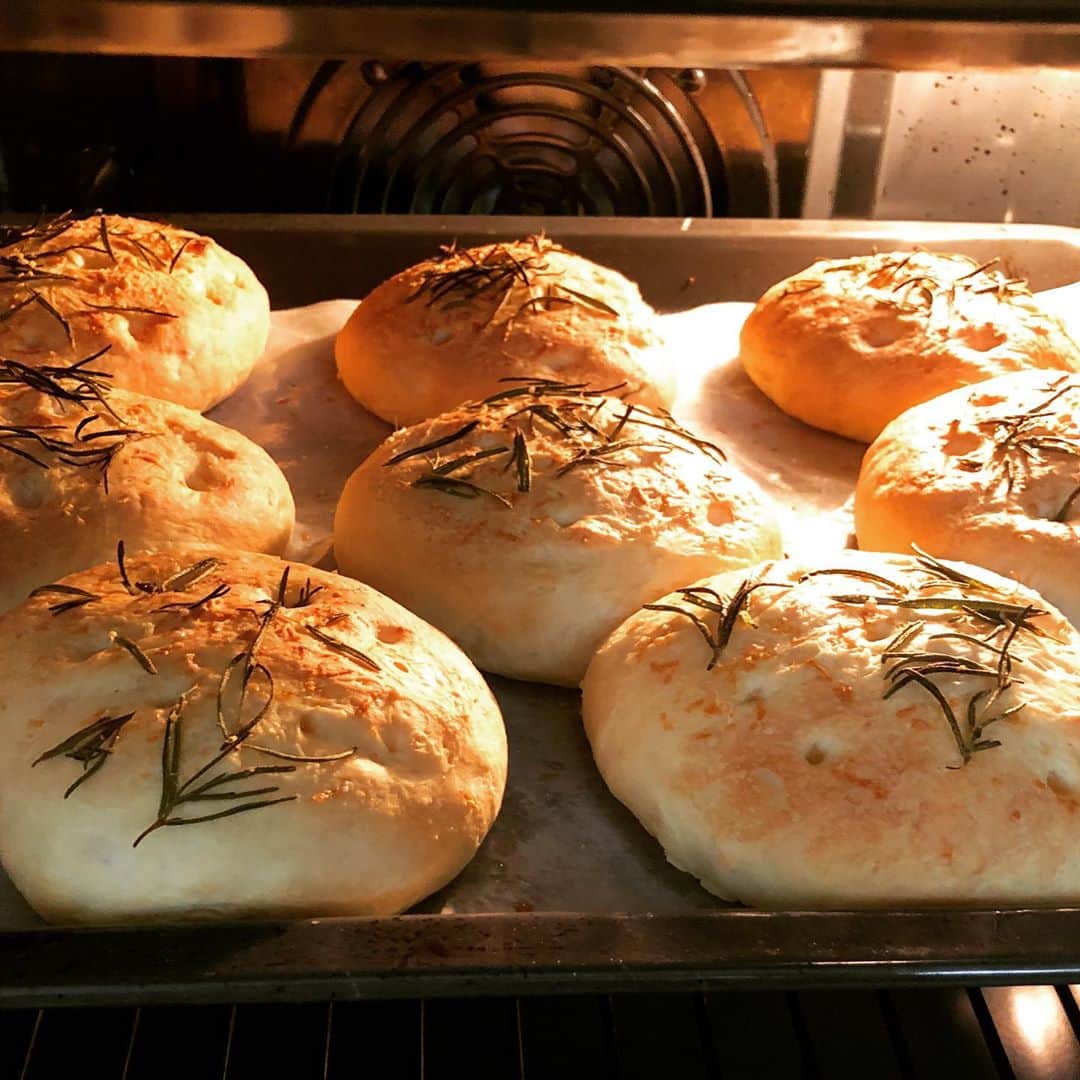 のインスタグラム：「Today’s lunch. Focaccia from the oven!! ここまで外に出る機会がないと、美味しいものでみんなの毎日を満たすのが私の役目。今日はフォカッチャを焼いてみました。ローズマリーの香りに癒される。さくっと軽くてペロリ😊  #うちごはん　#おうち時間 #bakingbread #foccacia #パン作り　#フォカッチャ　#内田恭子　#kyokouchida」