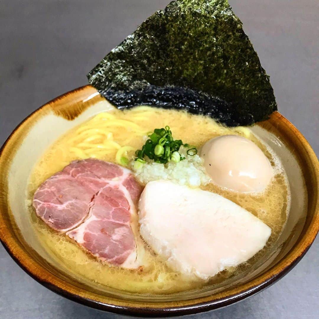 桜井誠のインスタグラム：「山嵐のSATOSHI先輩が、おうち時間を少しでも楽しんで、と自分のラーメン店「初代okawari」の宅麺セットを送ってくれたので早速今日のお昼に🍜 濃厚な鶏白湯スープに、もっちもちの中太麺が絡み合ってうまさ悶絶。 味玉も半熟味染みうまうまのやつ。 玉ねぎの微塵切りが合うよとアドバイスもらったので、しっかりトッピング。サクッとした歯触りが濃厚スープにベストマッチ！ 焼豚は自家製を2種類。 家でこのクオリティのラーメンが食べられるのは幸せ。自粛が終わったら店舗に絶対食べに行きます！ SATOSHIくんありがとうございました😊 #ラーメン #ramen #うちで食べよう #おうちご飯 #おうち時間 #桜井食堂 #宅麺 #初代okawari #二代目okawari #三代目okawari #山嵐 #dragonash」