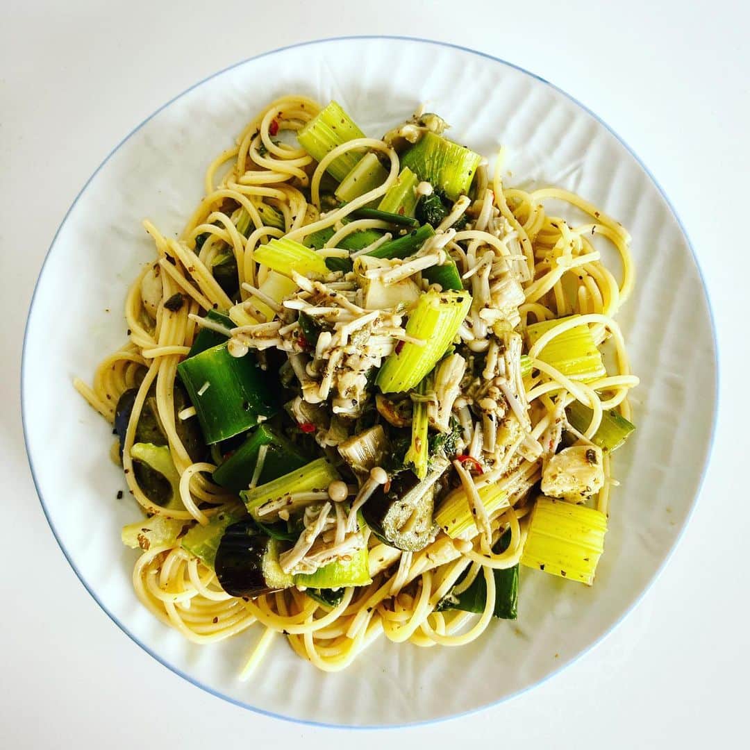 のインスタグラム：「I cooked Pasta Genovese. 今日はジェノベーゼのパスタを作ってみた。昨日ジェノベーゼのペーストとかセージとかオレガノ買い足したのだ。#stayhome #vegitable #pasta #男の料理　#音楽家のパスタ」