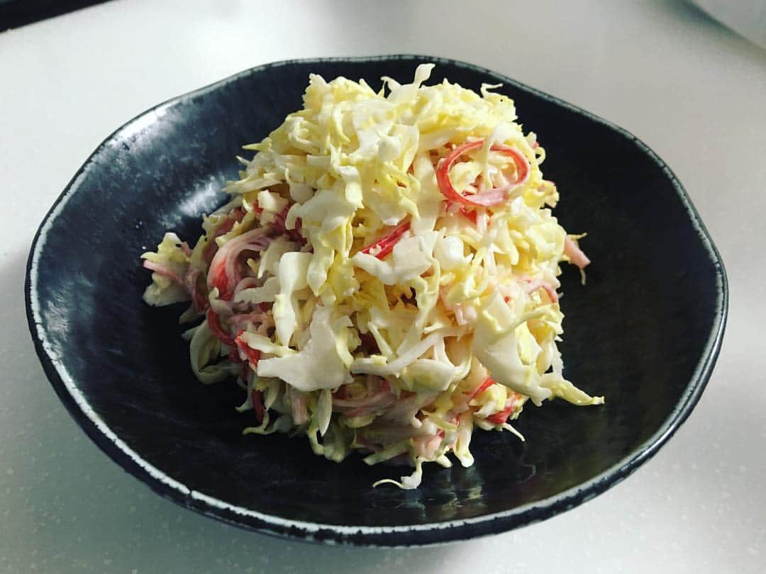 杜このみのインスタグラム：「今日の一品♪ #キャベツとカニカマのマヨサラダ これは、お友達に教えて頂いたのですが 簡単にできてとても美味しいので ぜひ！作ってみて下さい☺️♪ キャベツを千切りにして、カニカマを割いてマヨネーズで和えるだけ♪ 教えて頂いて以来、よく我が家の食卓にも並びます♪」