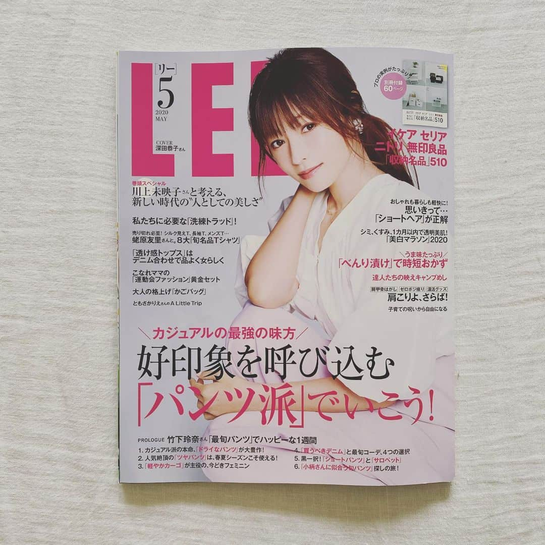 浜島直子さんのインスタグラム写真 - (浜島直子Instagram)「今発売中のLEE5月号。 ・ ウキウキ元気になりそうな、春色のシャツは、ジャーナルスタンダードレリューム。( @js_relume ) ・ 1枚持っていれば、ザバッと羽織るだけでキマッテシマウ、にくいシャツなのでございます✨ ・ こんな時だからこそ、好きな服を着よう。と、最近毎朝思ってる🌈 ・ #magazinelee  #lee5月号 #journalstandardrelume  #他にも面白い特集が盛り沢山で #今月も読み応えたっぷり👑 #おうち時間  #好きな服を着よう」4月12日 14時35分 - hamaji_0912