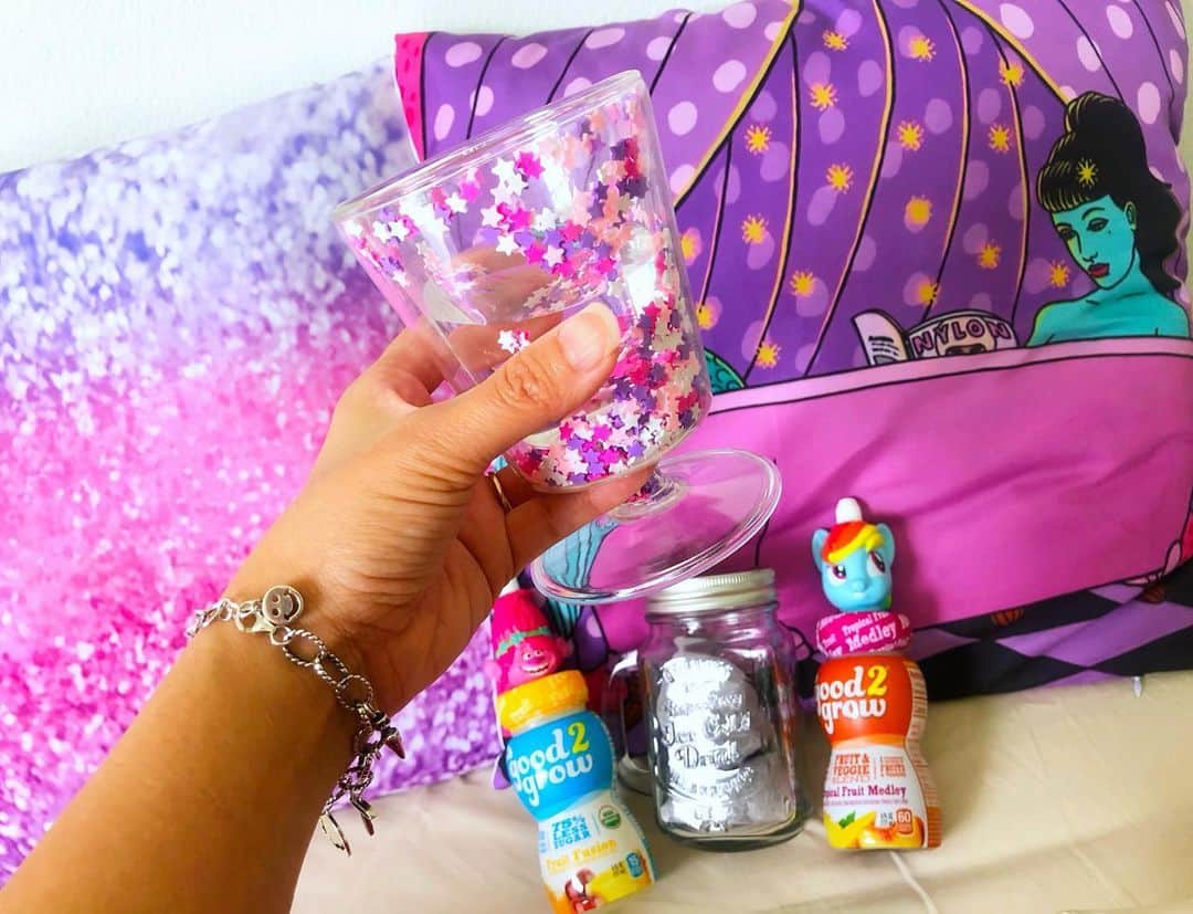 miniのインスタグラム：「妊娠記事🤰💓💜✨ 【みにんぷくらぶ】 〜妊婦が飲めるお茶ってなぁに？？編〜 🤰💓💜🍵☕️🤔✨✨ 第二弾は、妊婦になっていちばんはじめに気にしたこと🤰 毎日お酒を浴びるように飲んでいた🥃🥃🥃🥃🥃🥃🥃🤪私は、 妊娠がわかった日から先生に「アルコールは赤ちゃんをこれから作るのに良くないので🙅🏽‍♂️もちろん辞めてくださいね👨🏽‍⚕️⚠️」って言われたので、お酒を飲むのをもちろんやめ‼️🙅🏼‍♀️ 妊婦にはカフェインがダメって聞くよなぁ〜と思って、毎日飲んでるお茶について調べました💻🤔 カフェインは胎盤を通して、胎児に送られると、まだまだ肝機能が充分ではない赤ちゃんは排泄出来ず、蓄積してしまうため、悪影響が出てしまうとのこと👶🏽 毎日コップ1〜3杯くらいなら大丈夫だから、絶対に飲んではいけない‼️ってことではないみたいなんだけど、なるべく赤ちゃんへのリスクを減らしてあげれるのは親である私しかいないわけで、、我慢したって大人の私達は死ぬわけではないので、私は気にしてノンカフェイン生活に☕️🙅🏼‍♀️🚫 もともとはジャスミン茶ばっかり飲んでいた私ですが、ジャスミン茶にもカフェインが含まれるので、やめ、、 市販のものでもノンカフェインのお茶は、基本的には ★むぎ茶 ★そば茶 ★杜仲茶 ★タンポポ茶 ★黒豆茶 ★ルイボスティー などがあります🍵 緑茶やウーロン茶、煎茶、玄米茶、ほうじ茶などはカフェインが入ってるんだけど、最近はノンカフェインで売ってるものもあったりします✨✨ コーヒーもノンカフェインのがあったりして、 ★タンポポコーヒー ★穀物コーヒー ★マヤナッツコーヒー などが売ってたりします☕️ 絶対ペットボトルにも箱のやつにも、ノンカフェインの場合は書いてあるし、意外とスーパーやコンビニでも売ってたりするから、気にしてれば不自由なく生きていけます🍵☕️🤰✨✨ 今は皆妊婦の皆さんは特に、外出は控えてると思うけど、百貨店などの食品街にも調べると色んなノンカフェイン専門のお茶屋さんが入ってたりしますよ🍵☕️ 今は行けないけど、ネットでも色々出てくるし、頼めるから調べて試してみるのもありかもです😋 では、色々大変な時だけど🦠 同じような妊婦さん達🤰💓✨ お腹の赤ちゃんを抱きしめあげられるその日まで🥺👶🏽💓少しでもお家生活を楽しんで、赤ちゃんを守りましょうね💟 #みにんぷくらぶ #みにんぷ #妊婦 #妊娠 #妊娠初期 現在 #妊娠7ヶ月 #妊娠中 #妊娠中飲み物 #妊婦飲み物 #ノンカフェイン #プレママ #みにんぷくらぶは私なりの妊娠生活なのでそれぞれのやり方があると思うからコレが全てではないよ #pink #pinkworld #purple #drink #mylittlepony #trolls」
