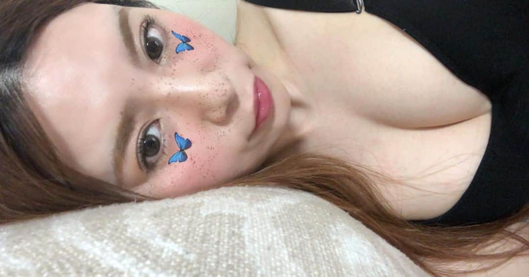 のインスタグラム：「♡ I hate rainy days☔️😪 _ #栗林里莉　 #ririkuribayashi #japanese #stayhome」