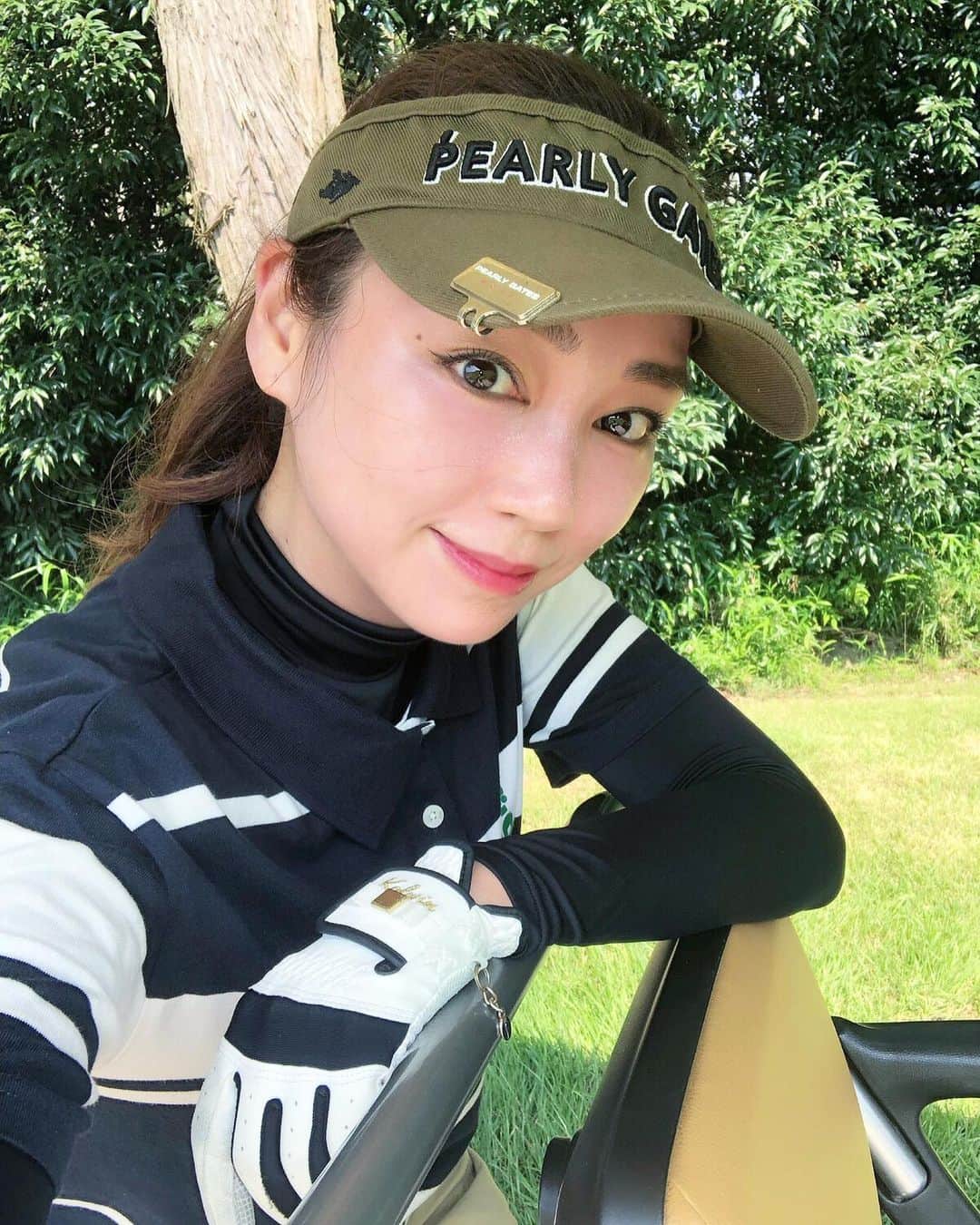 石田美奈子のインスタグラム：「𝙶𝚘𝚕𝚏 . 家にこもっているので、 過去の写真を投稿☺︎ . 最近全然#ゴルフ してないなぁ。 通っている#ゴルフスクール もずっと休業中です😣 体を動かしたくてうずうず。。。 家でできる筋トレでも始めようかな(⑅ˊᵕˋ⑅)⭐︎ . . ⛳️ → #minako_golf . #golf #golfwear #golfer #pearlygates #ゴルフ女子 #ゴルフウェア #ゴルフコーデ #ゴルフ女子コーデ #ブリーフィング #ゴルフ動画 #⛳️」