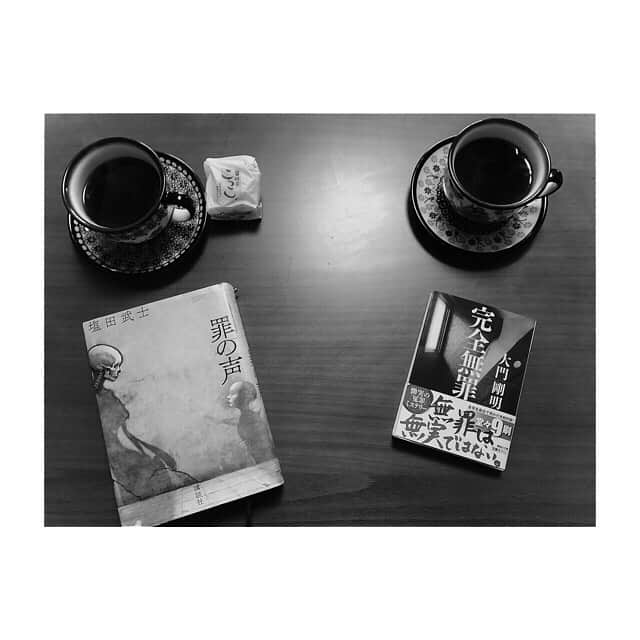 竹内由恵さんのインスタグラム写真 - (竹内由恵Instagram)「以前ドライブにいった静岡県天竜区。どこかノスタルジックな雰囲気が漂う絵になる場所です。  今日はどこも行かず、おうちカフェ☕️🍰読書や書き物をして過ごします。  #静岡県#天竜区#今日は#おうちカフェ#通称ヨシエカフェ笑#カフェミュージックを流してそれらしく#コーヒーのお供は「こっこ」」4月12日 14時50分 - yoshie0takeuchi