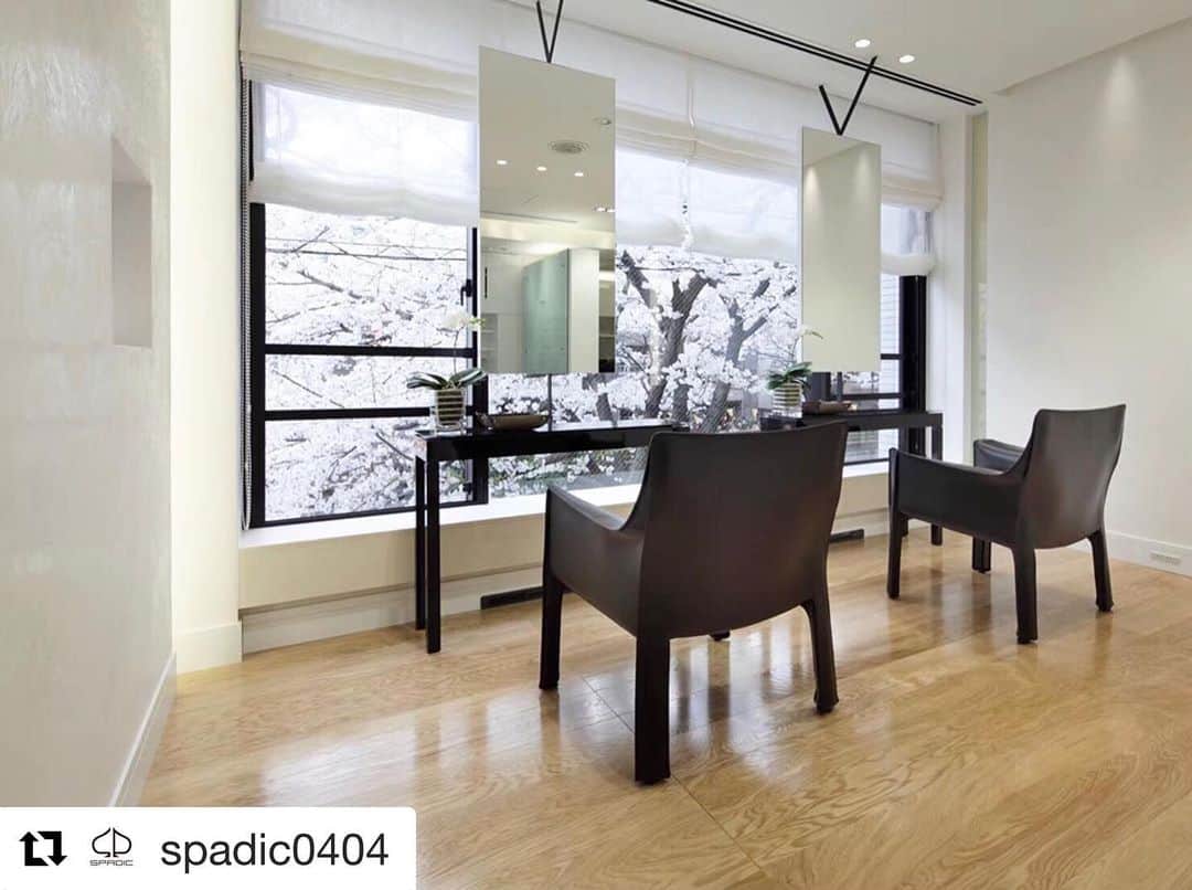 三浦加納子のインスタグラム：「#Repost @spadic0404 with @get_repost ・・・ 【営業再開についてのお知らせとお願い】  いつもSPADICにご来店いただきありがとうございます。  新型コロナウイルス感染拡大を受けSPADICでは臨時休業を実施しておりますが、 （中目黒店　4月12日まで・大阪梅田店　4月14日まで） 営業再開後は、『時間短縮営業』を予定しております。 密集、密接を防ぐ為、ご予約数を限らせ頂き、スタッフの人数も最小限で行います。  そのため、ご希望のお時間やメニューなどのお取り出来ない場合がございますので、 お客様には大変ご迷惑、ご不便をお掛け致しますが何卒ご理解ご協力の程お願い申し上げます。  SPADICでは、ご来店下さるお客様に、少しでも安心して施術を受けていただくために、 これまで以上に下記事項をより一層強化してまいります。 ●スタッフのマスクの着用、検温、健康チェック ●フロント、フロア内にアルコール消毒液、及び次亜塩素酸水の設置 ご来店の際、手指の殺菌除去にご協力ください ●入口および窓の開放による換気 ●店内の清掃と除菌 ●お客様は、マスクを着用したままでの施術が可能です （シャンプー時の水濡れ、薬剤が付着することがございますので、替えのマスクのご持参をお勧めいたします） ●衛生面などを考慮し、お客様へのドリンクサービスを‪一時‬中止させていただくこととなりました (ご自身での持ち込みは可能です)  また、お客様におかれましても、下記のいずれかに該当される方は、ご予約の延期及び、キャンセルをお願いいたします。 ＝＝＝＝＝＝＝＝＝＝＝＝＝ ●発熱、咳、くしゃみ、鼻水などの症状がある方 ●体調がすぐれない方（嗅覚味覚に異常が見られる） ●直近1ヶ月以内に海外の渡航歴がある方 ＝＝＝＝＝＝＝＝＝＝＝＝＝ ◎自粛要請も出ておりますので、ご来店されるのがご心配なお客様は、予約の変更やキャンセル等、気兼ねなくご連絡ください。  なお、今後も状況や政府・自治体からの方針等を受け、臨時休業や営業時間などを変更する可能性がございます。 お客様にはご不便ご迷惑をおかけしますが、何卒ご理解賜りますようお願い申し上げます。  SPADIC」