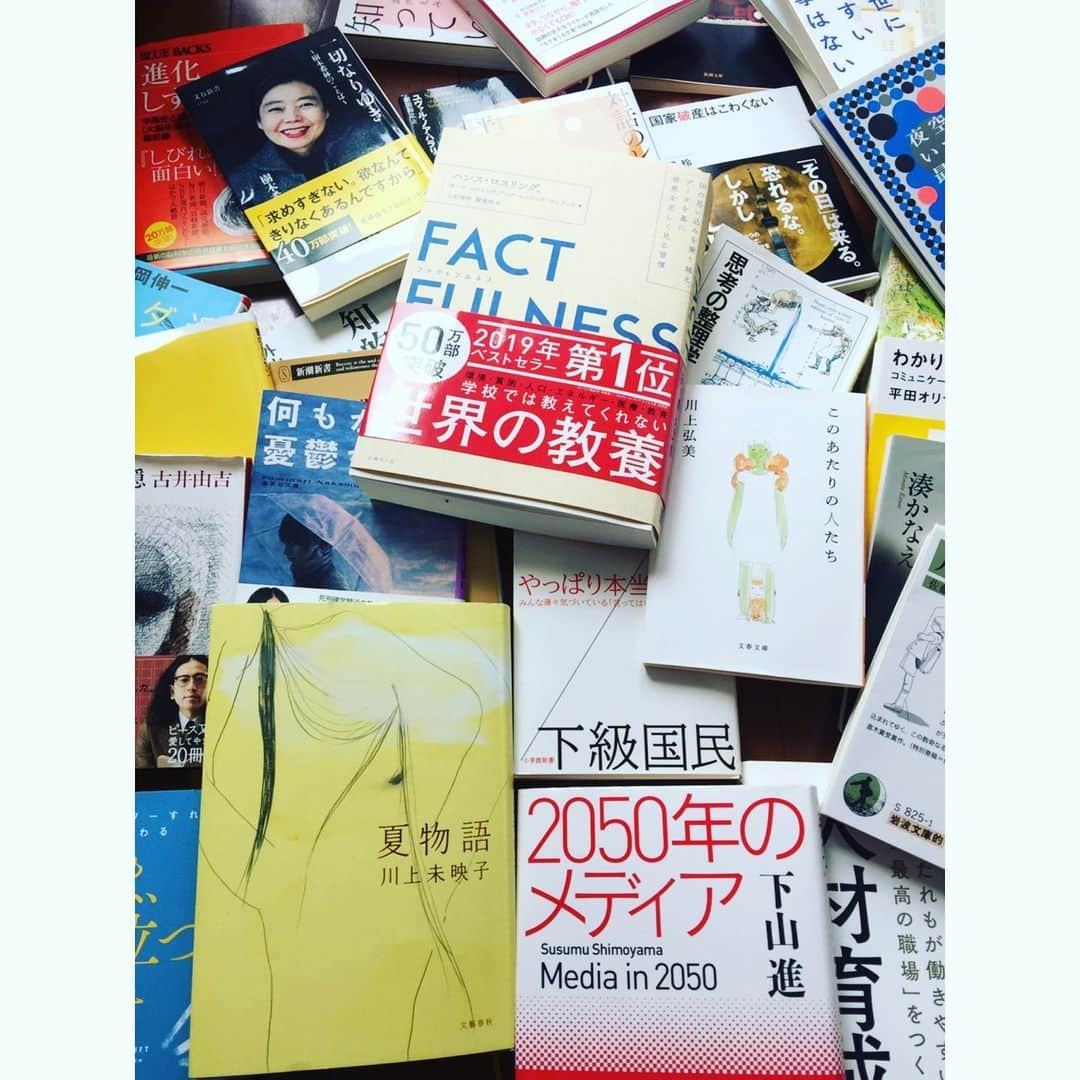 勝恵子さんのインスタグラム写真 - (勝恵子Instagram)「最近の本の整理。 1軍2軍を決めて整理しようと広げてもああこれこれと読み始めたり、すぐに忘れるから処分できなかったり、子供の頃と同じパターンw 新書やビジネス本はkindle でも良いけど目が疲れるしw小説は断然紙派。本棚増設したいけどコロナが収まらないと、。結局もとの場所に収まるパターン。  #本の整理 #本の整理が進まない  #book #stayhome  #読書大好き #本好きな人と繋がりたい」4月12日 15時04分 - keiko.katsu