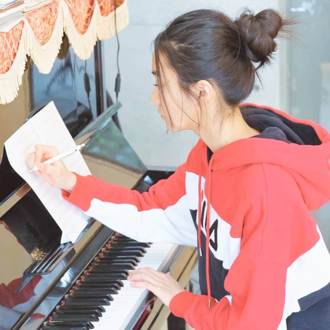 kokiさんのインスタグラム写真 - (kokiInstagram)「Staying home 🏠! Amu always comes to listen when I play 💓 📷 by sis 💓」4月12日 15時00分 - koki