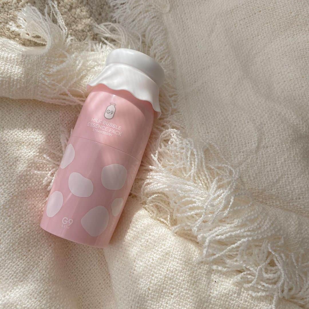 のインスタグラム：「. 最近ゲットしたスキンケアアイテム🐷 . 最近は個人的に炭酸系のアイテムが気になってて色々試してる🌟 . クリーム状で出てきて肌に塗ると 肌の上でシュワシュワしながら泡泡になる感じ！w すごい新感覚🤩w 匂いは甘めです🐮💞 . #炭酸パック #美容 #スキンケア」
