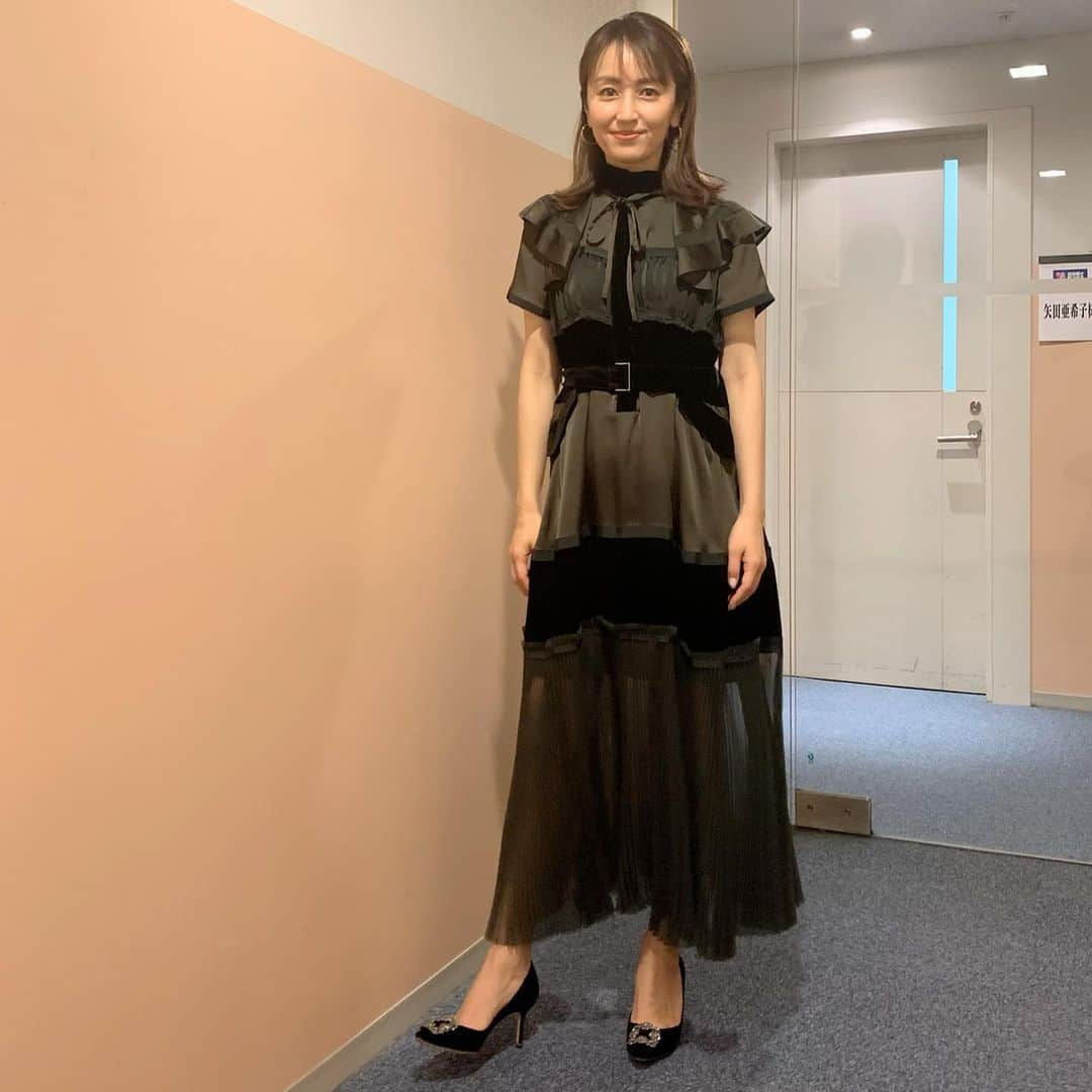 矢田亜希子さんのインスタグラム写真 - (矢田亜希子Instagram)「【オンエア】 2020年4月16日(木)19：58〜21：48 テレビ東京『主治医が見つかる診療所』 #テレビ東京#主治医が見つかる診療所 #いつも勉強になることばかり#みなさまぜひご覧ください 衣装のワンピースは @sacaiofficial  #sacai#サカイ 靴は @manoloblahnikhq  #manoloblahnik #マノロブラニク」4月12日 15時12分 - akiko_yada