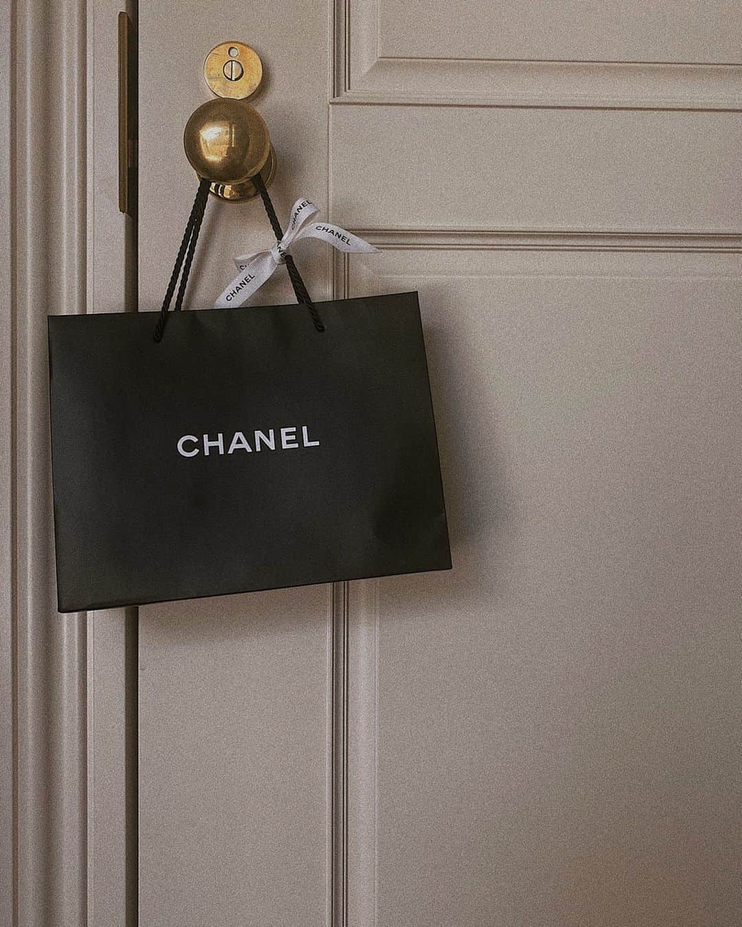 JUNNAのインスタグラム：「お心遣いに...🙏✨ 今日はサブリマージュシリーズで ゆ〜っくり肌ケアしよう。  #chanel #chanelsneakers  #junna🏠」