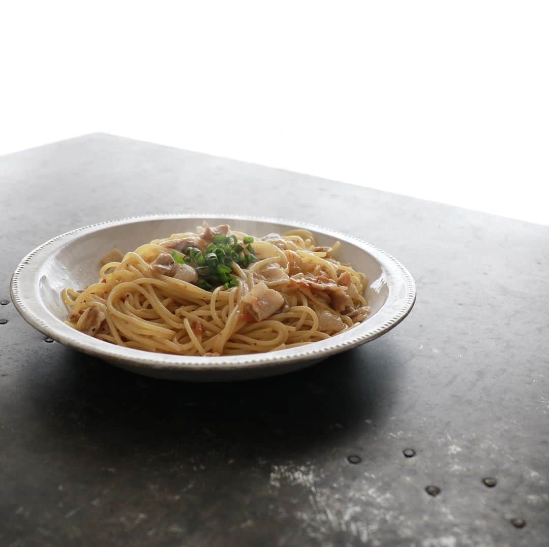 のインスタグラム：「生姜焼きパスタ ①しょうが1/2かけ（20g）千切りにします。好きな方はもっと入れても。 梅干し（1個）の種をとり包丁でたたきます。 ネギは小口切りに。 豚バラ肉を２センチ幅に切ります。 ②お湯を沸かし麺を茹でます。 ③フライパンに豚バラ、しょうがを入れ炒めます。テフロン加工であれば豚の脂だけで焼けます。 ④焼き目がついたら梅を入れ茹で汁をおたま1杯入れます。 ⑤茹であげ時間1分前に麺をフライパンに入れオリーブオイル、黒胡椒を入れ混ぜ合わせネギを散らせば完成です。 梅干しを白だし、昆布茶、麺つゆに変えても良い感じです。 しょうがを食べて温まりましょう☺️ #おうち時間  #おうちごはん  #吉本自宅劇場  #馬場ごはん」