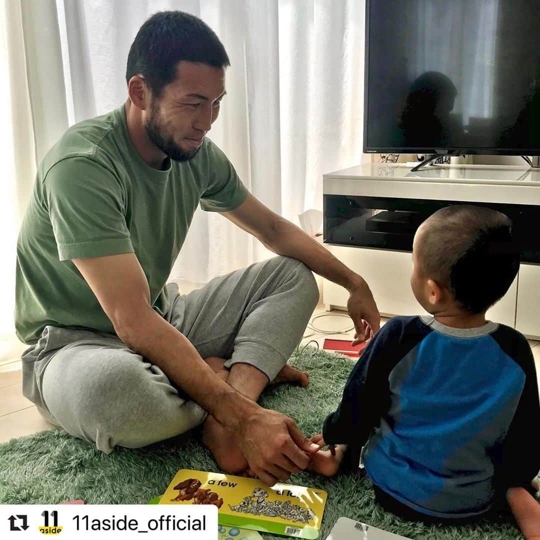 徳重健太さんのインスタグラム写真 - (徳重健太Instagram)「家遊び🃏 #Repost @11aside_official with @make_repost ・・・ ・ 徳重のお家時間🏠 子供とのカードあそび🃏 ⚽️ #徳重健太#soccer#football#V長崎#Vファーレン長崎#長崎#とくじゅう#徳髭#お家時間」4月12日 15時09分 - tokushigekenta