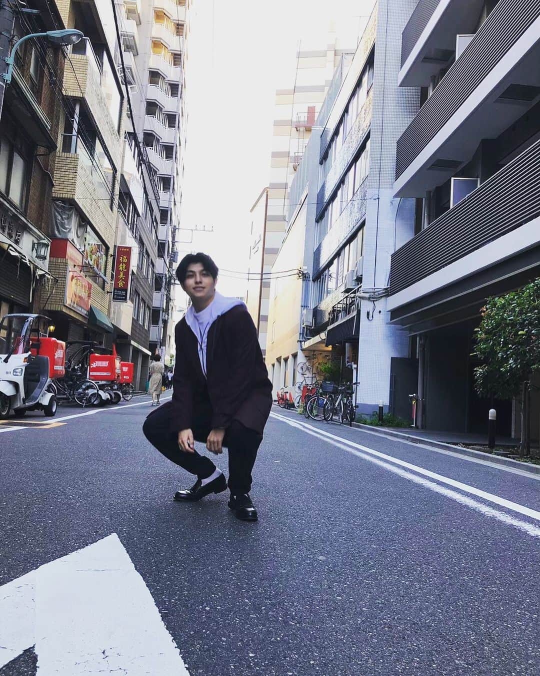 桜木那智のインスタグラム：「ゼロワン31話ありがとうございました🕺🏻 からの、中腰。 話しぜんぜんちがうけど、 キーマカレー食べたいなー。。 そんな午後です。」