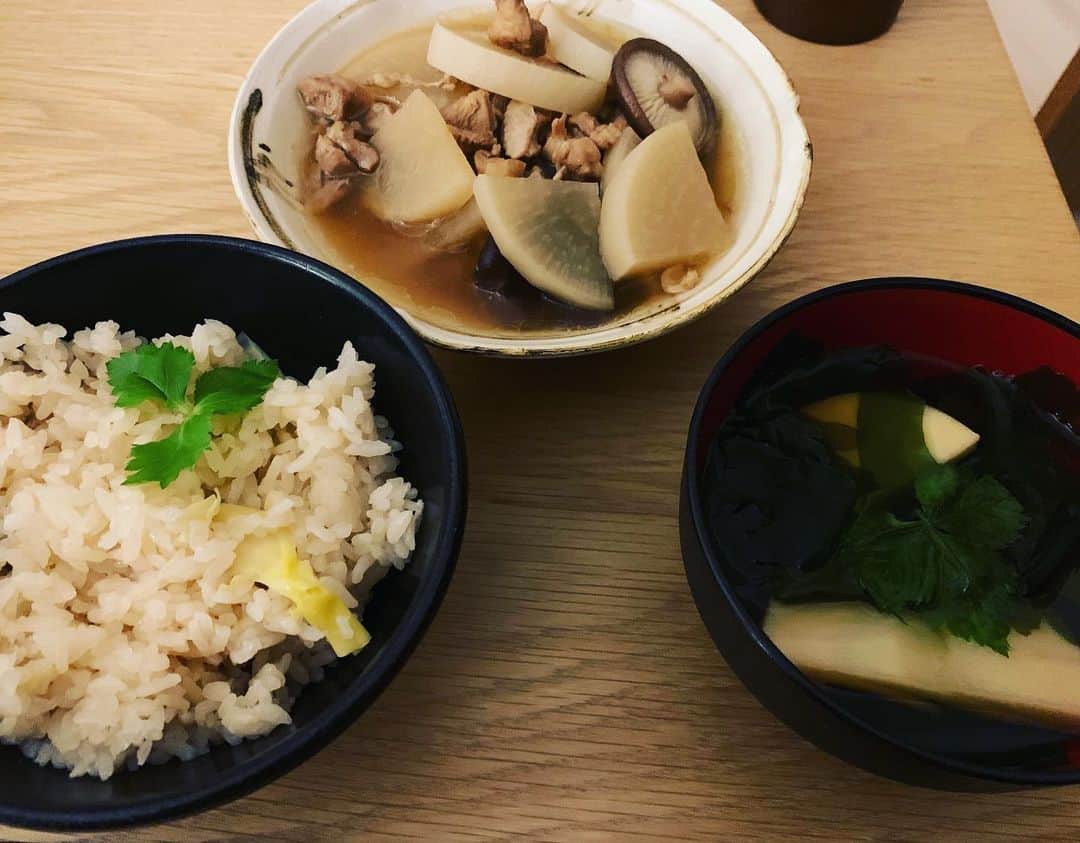 木藪亮太のインスタグラム：「水曜のモニスマで、タケノコ食べたいから水煮買おうかなと話したところ、リスナーさんから「今の時期に水煮はもったいないから生の買いなよ〜」とのメール。 そこで思い切って生のタケノコ買って料理してみました！アク抜きは大変でしたが、これはうまーーーい！！！ 鶏大根も含めて、わかめ以外は全て県産の食材というのも、こだわってみました！！今こそ！料理頑張ってみようかな！！！！🌞というやる気は何日持つでしょうか！！！🌞 #筍 #たけのこご飯」