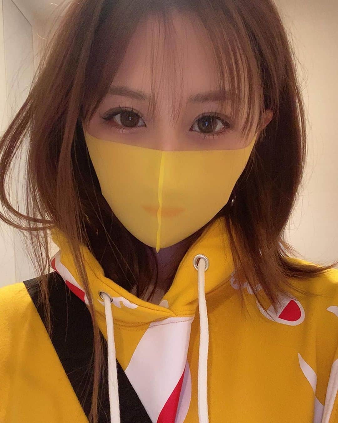 のインスタグラム：「職場も自粛になり ゲームとNetflix 始めました💓 . 最初はコントローラーの使い方が 全然わからず マリオパーティもスマブラで負けばっかで 1時間で飽きて辞めたけど 2日目から見事に使いこなし 今はスマブラにハマってます😘 . カービーしか使いこなしきれないけど😘 . ピカチュウとは相性が悪いみたい！！ . リングフットアドベンチャー欲しいけど 値段がすごく上がってて悔しい🧟‍♀️🧟‍♀️🧟‍♀️ . . .  みんなからオススメされてた #愛の不時着 はやばい面白い🥺💓 . 止まらずに見てる！ . U-NEXTの #あなたが眠っている間に も途中だけど . U-NEXT韓国ドラマ多くて嬉しい🥺💓 . . #U-NEXT #nintendoswitch  #自粛 #スマブラ #任天堂スイッチ #スマブラ初心者 #ピカチュウ #Netflix #韓国ドラマ #黄色マスク #korea #韓国 #한국드라마 #한국 #사랑의불시착」
